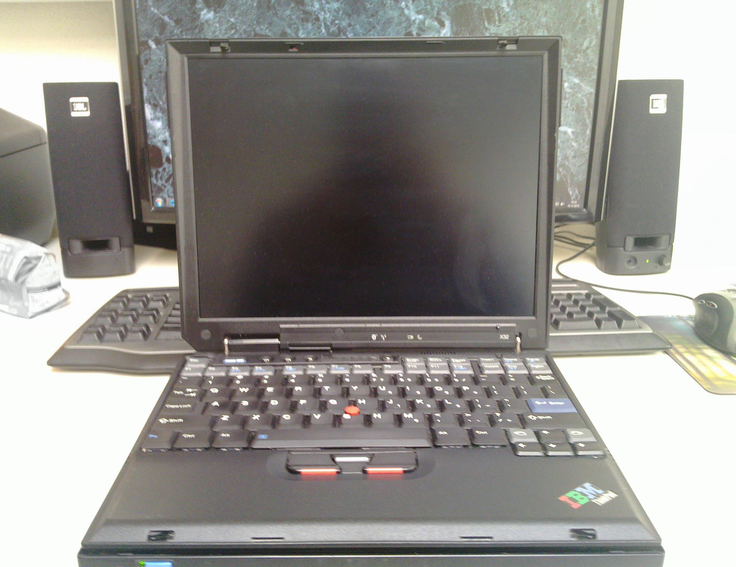 X60 태블릿 IPS 디스플레이가 장착된 씽크패드 X32의 사진.