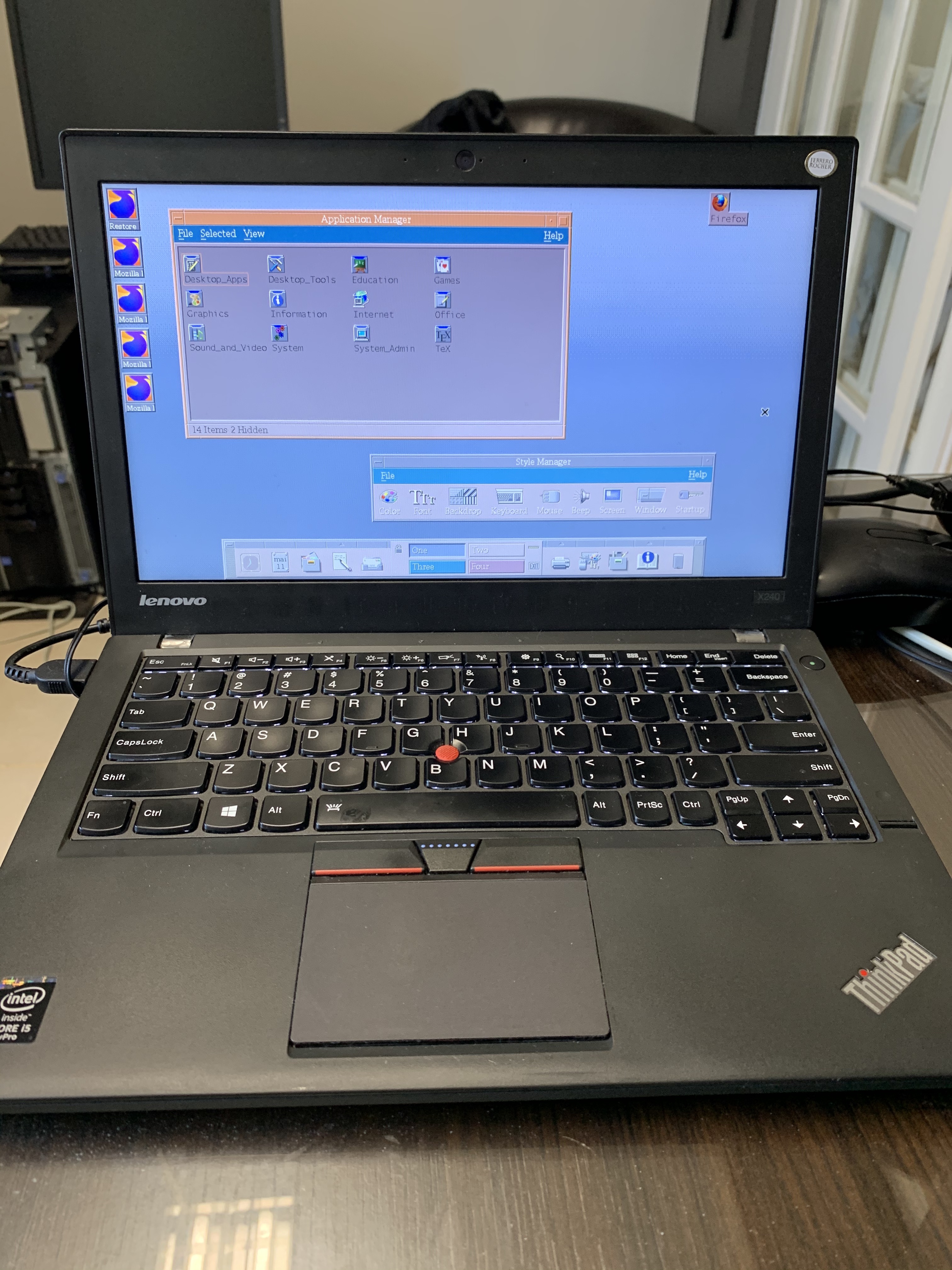 열려있는 X240 노트북 사진