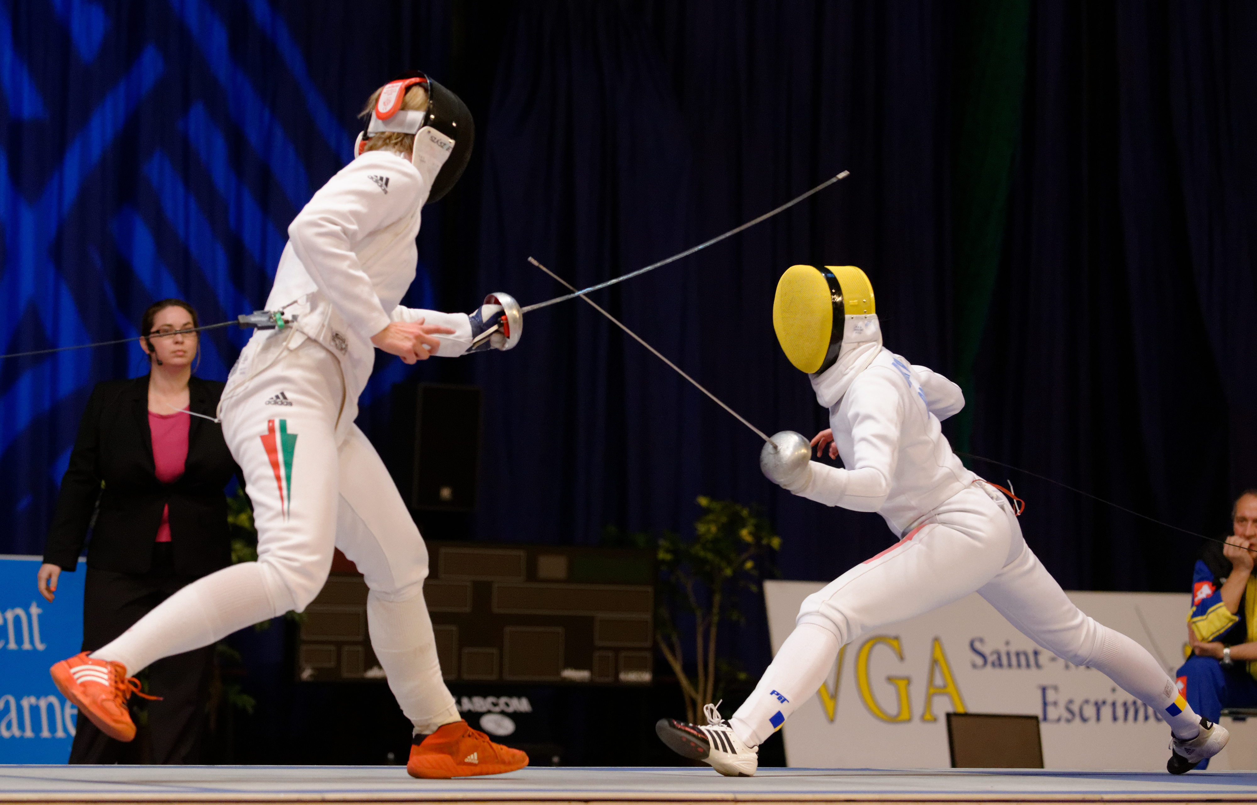 Brânză (masker kuning) melawan Emese Szász selama final Challenge International de Saint-Maur 2013.