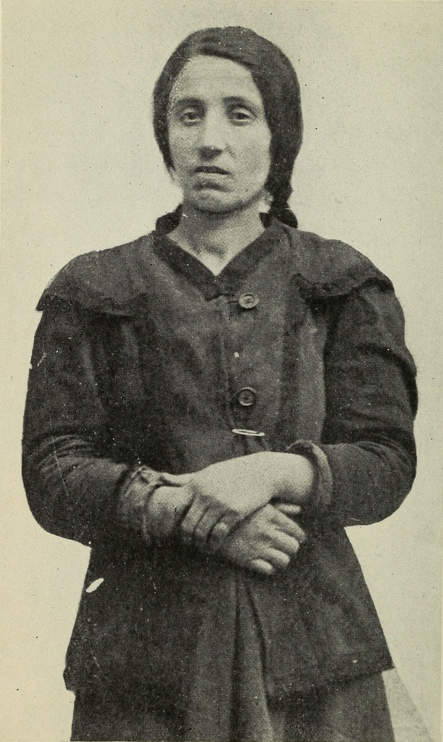 미소를 짓지 않는 젊은 여성