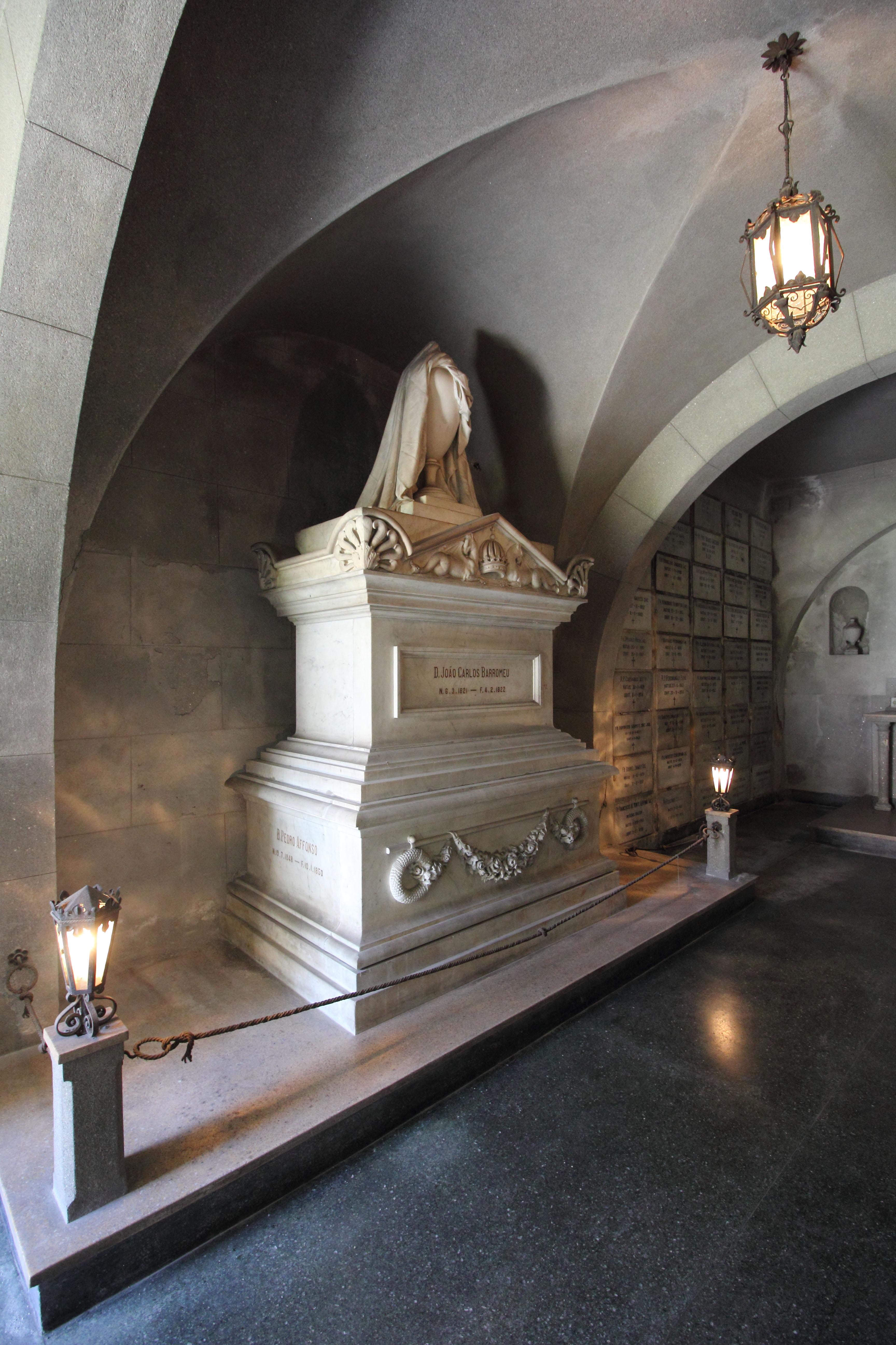 수도원 건물 내부의 화려하게 장식된 공간. 여러 개의 묘비가 보인다.