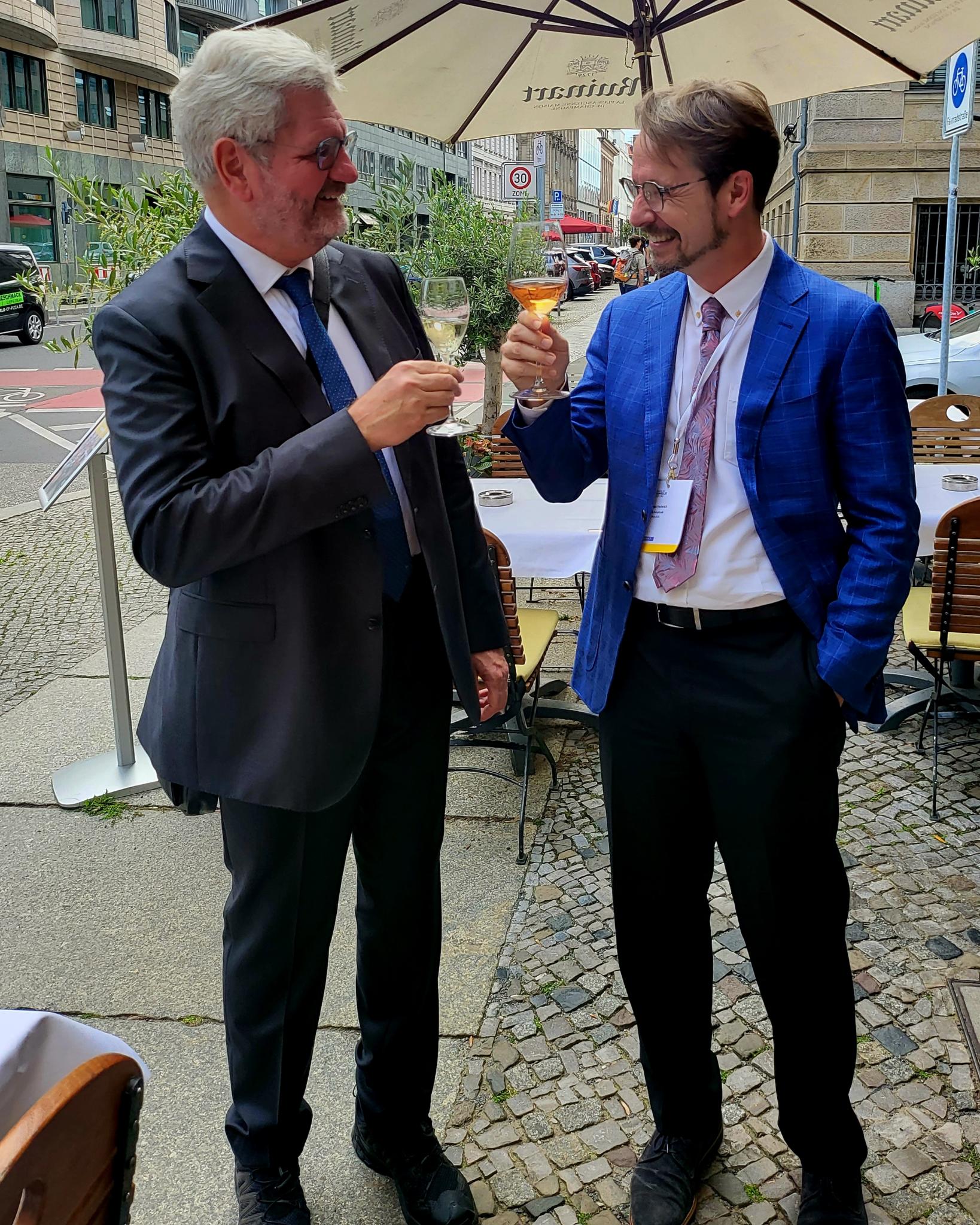 2023년 독일에서 훔볼트 연구상 시상식 중의 로베르트 슐뢰글(왼쪽)과 안드레아스 하인리히(오른쪽).