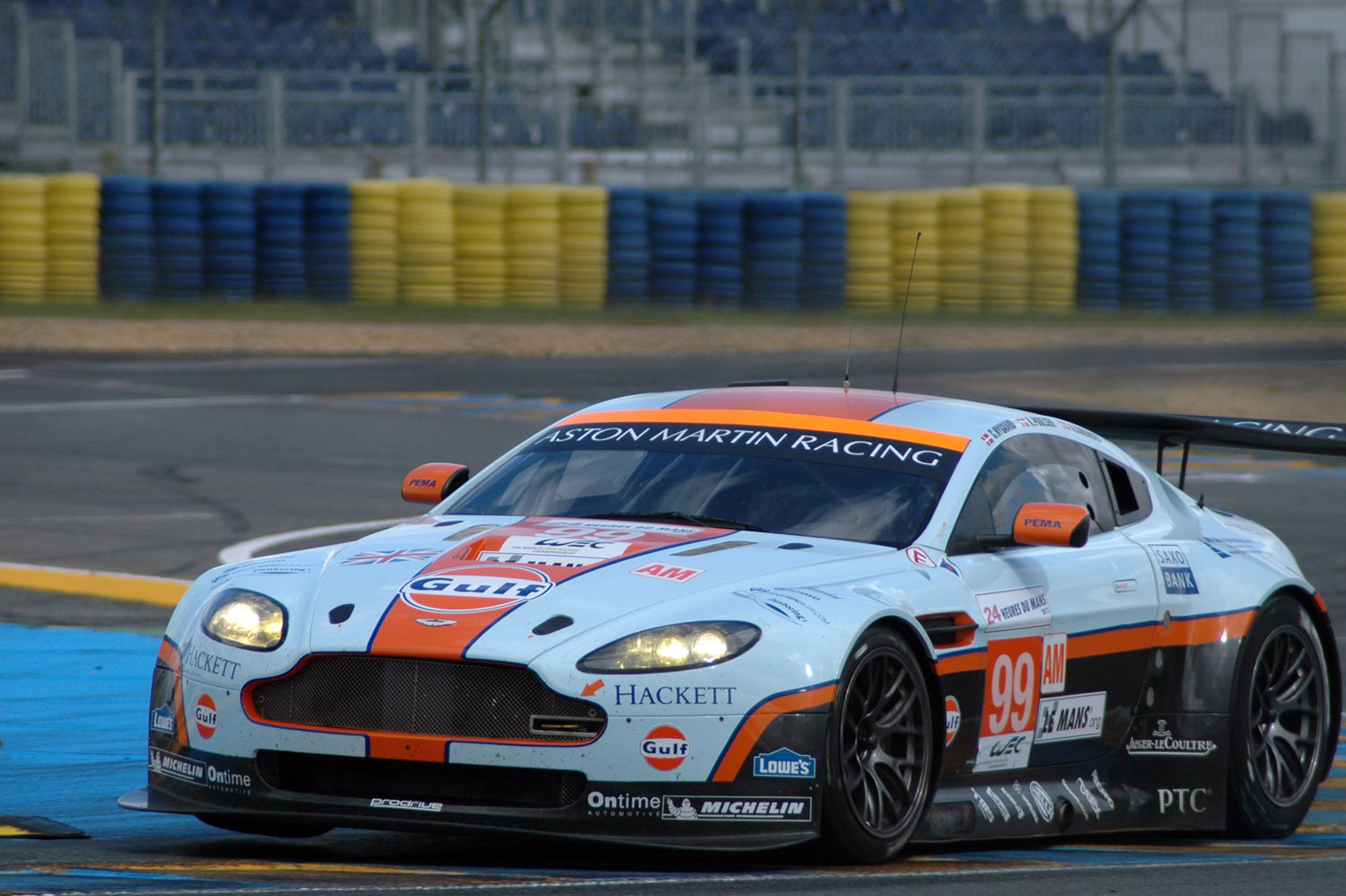 Simonsen memandu Aston Martin Vantage GTE semasa sesi ujian sebelum Le Mans 24 Jam 2012.
