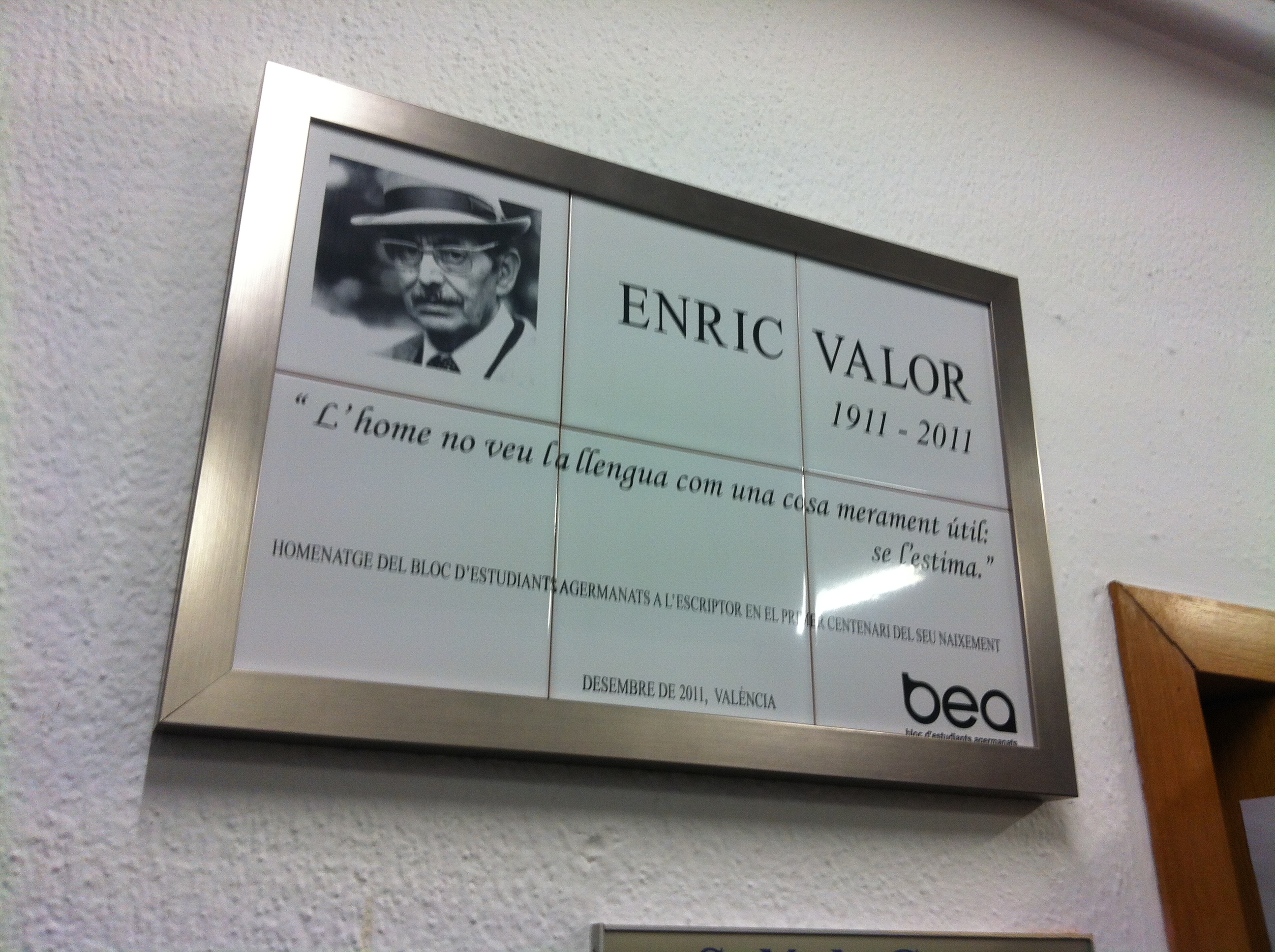 발렌시아 대학교에 설치된 엔리크 발로르 기념 명판