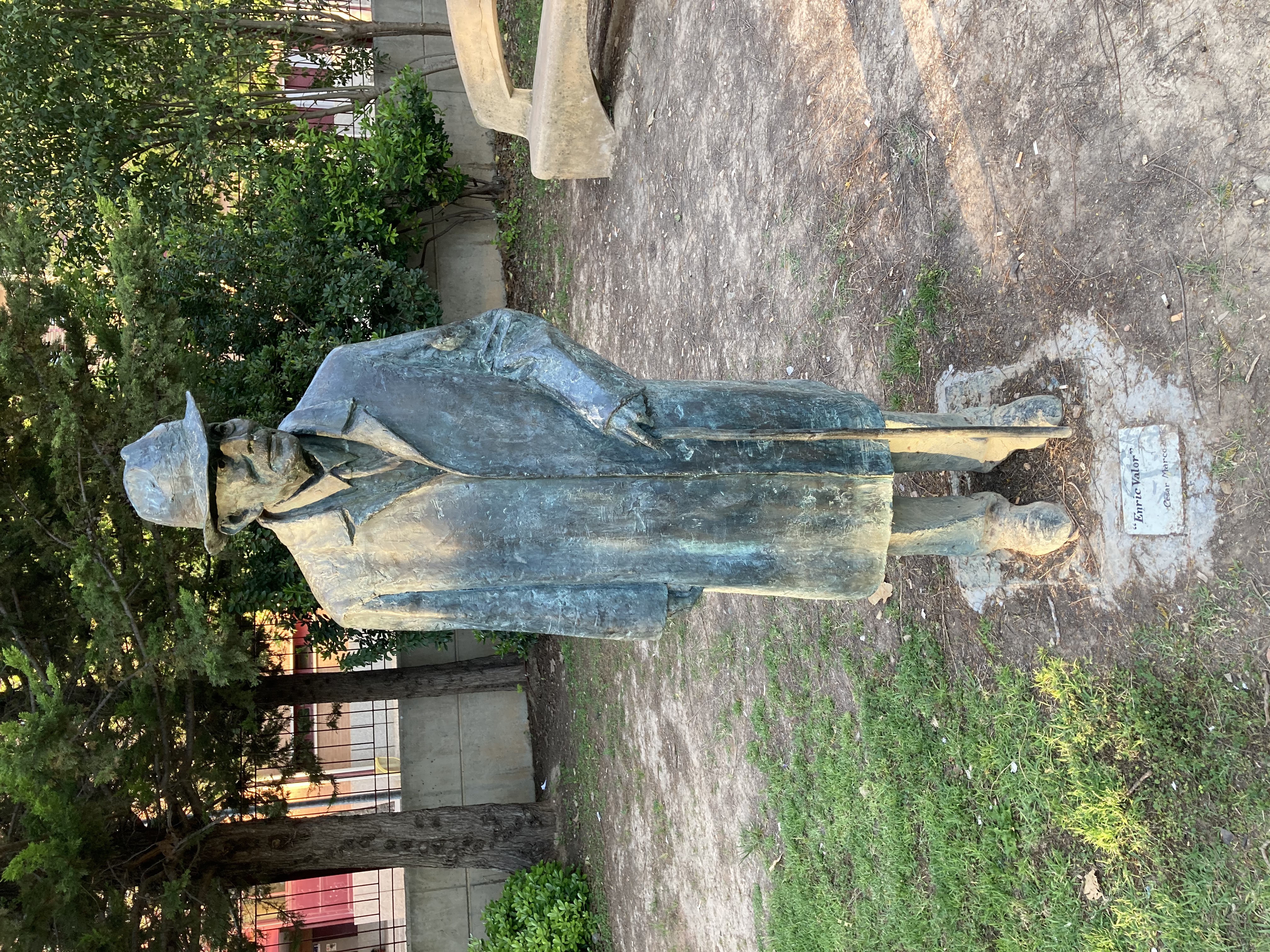 ピカーニャに立つエンリク・ヴァロール像(2006年、セサル・マルコ作)