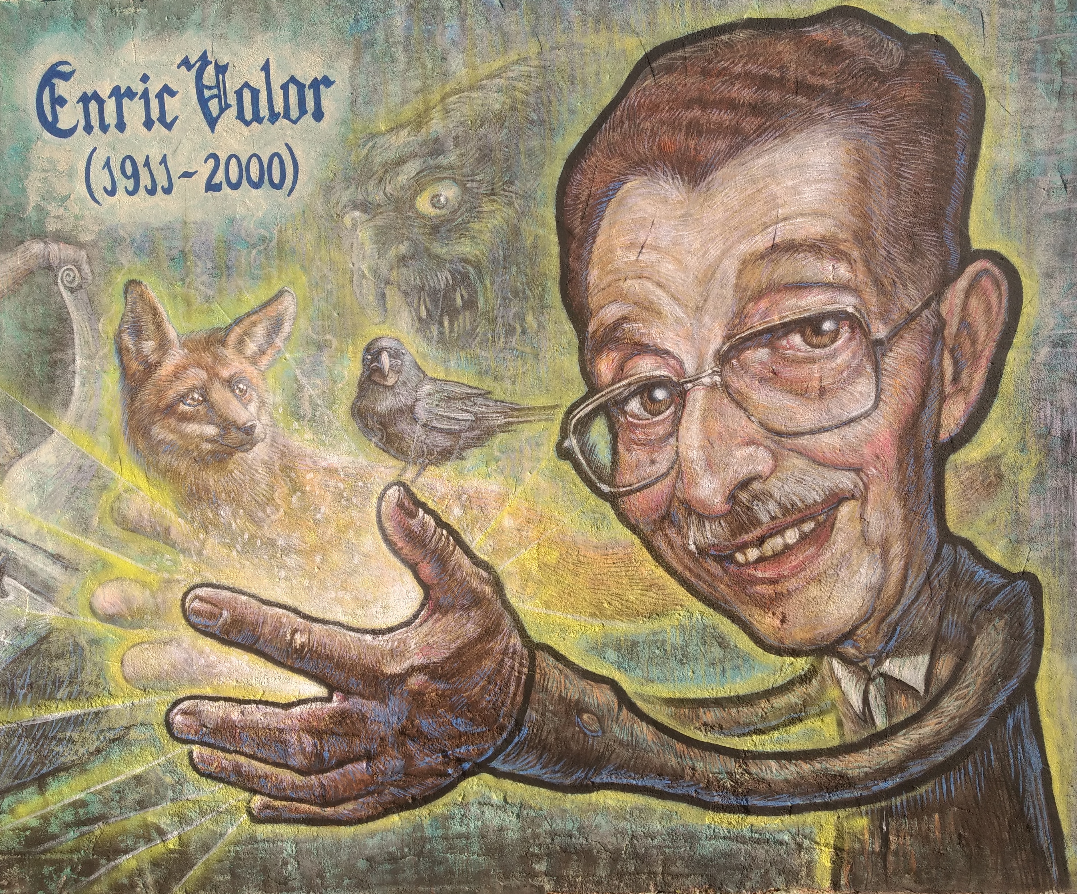 ムロ・デ・アルコイに立つエンリク・ヴァロール像