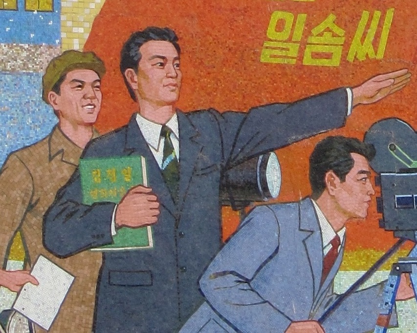 영화 제작자가 영화예술론을 들고 먼 곳을 가리키는 벽화의 모습