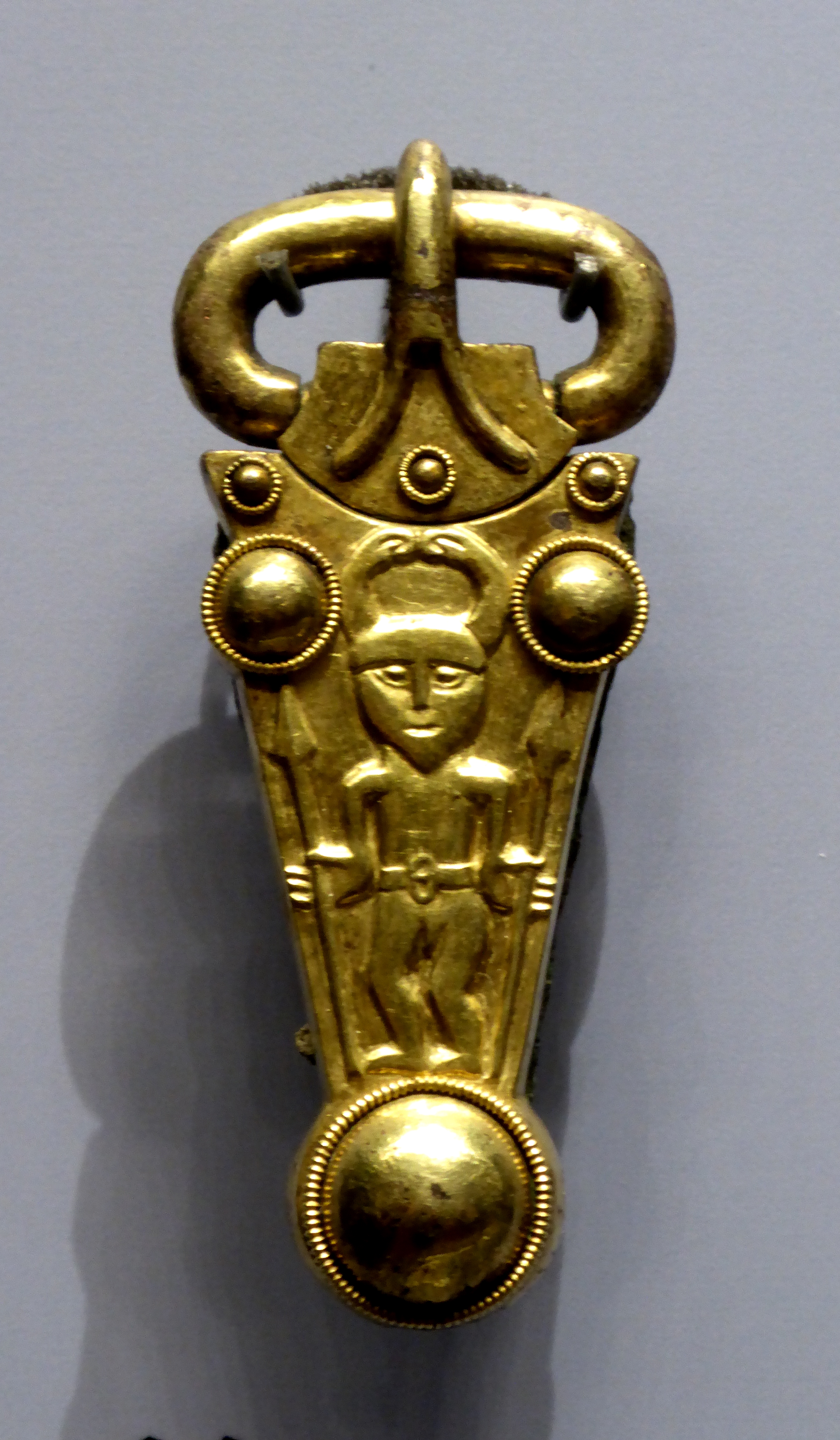 뿔 달린 헬멧을 쓰고 손에 창을 하나씩 든 남자가 장식된 금 버클. 1964년 소니아 채드윅 호크스가 핑글섬 앵글로-색슨 묘지에서 발굴했다.