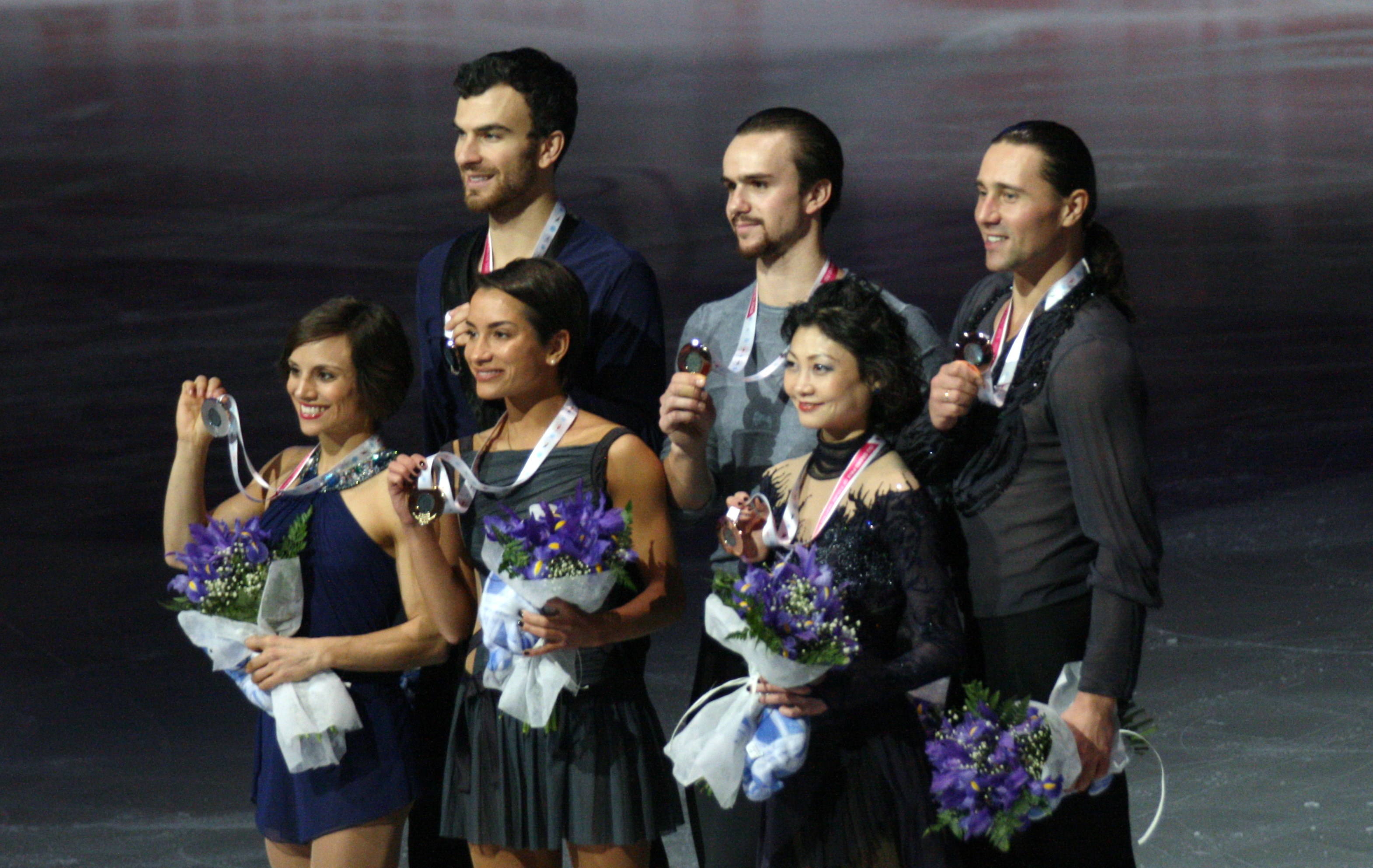 Kavaguti dan Smirnov di podium berpasangan Final Grand Prix 2015-16.