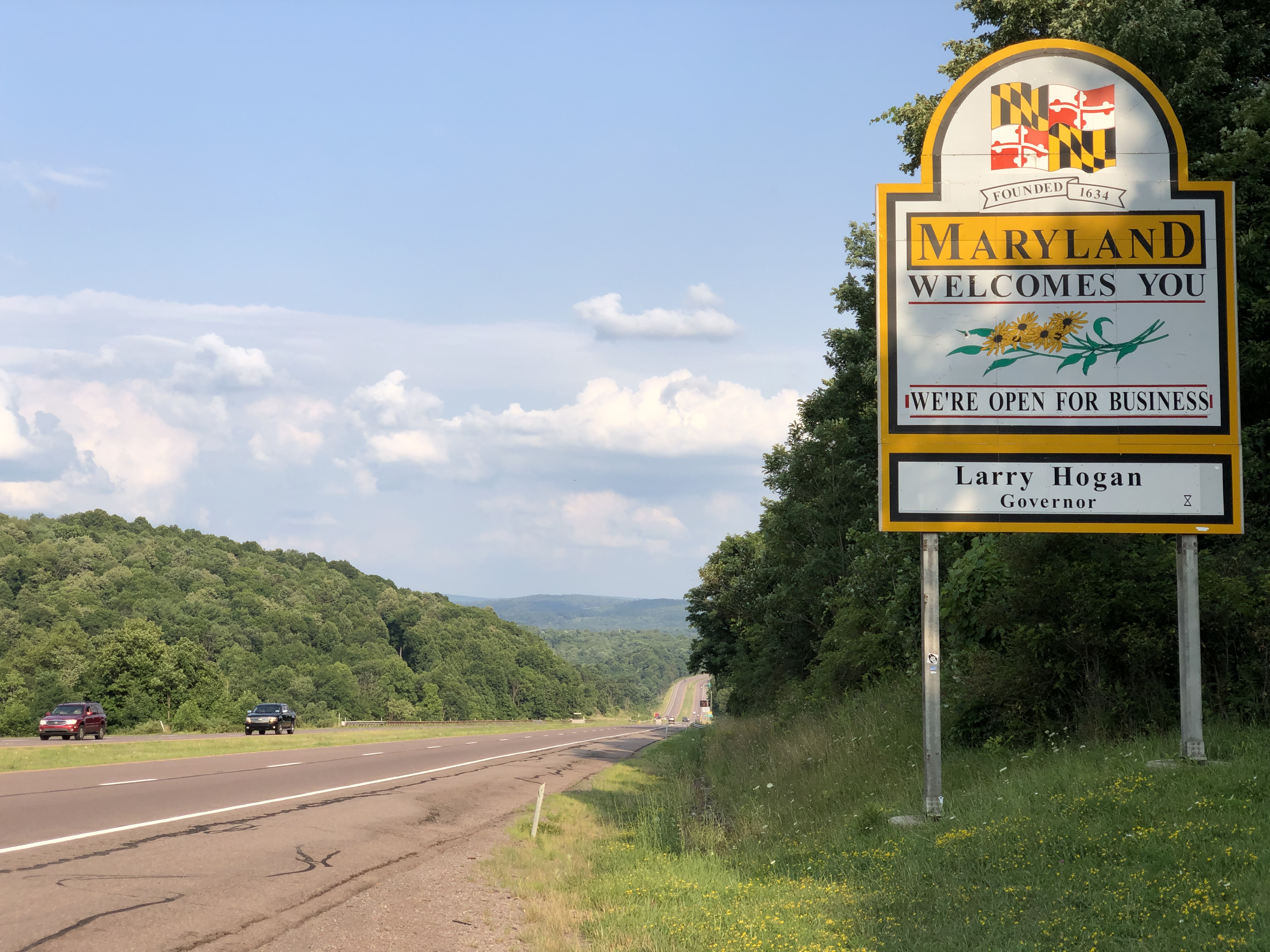 4차선 고속도로 옆 표지판에