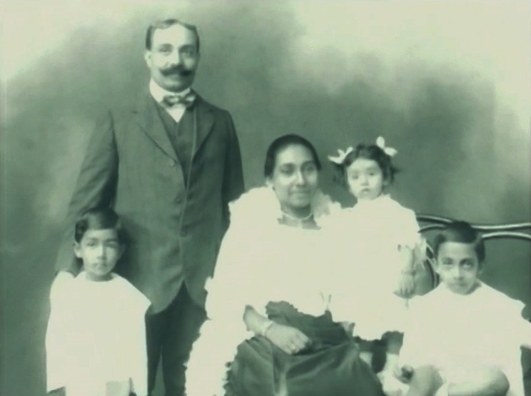 J. R. Jayewardene bersama orang tua dan saudara-saudaranya.