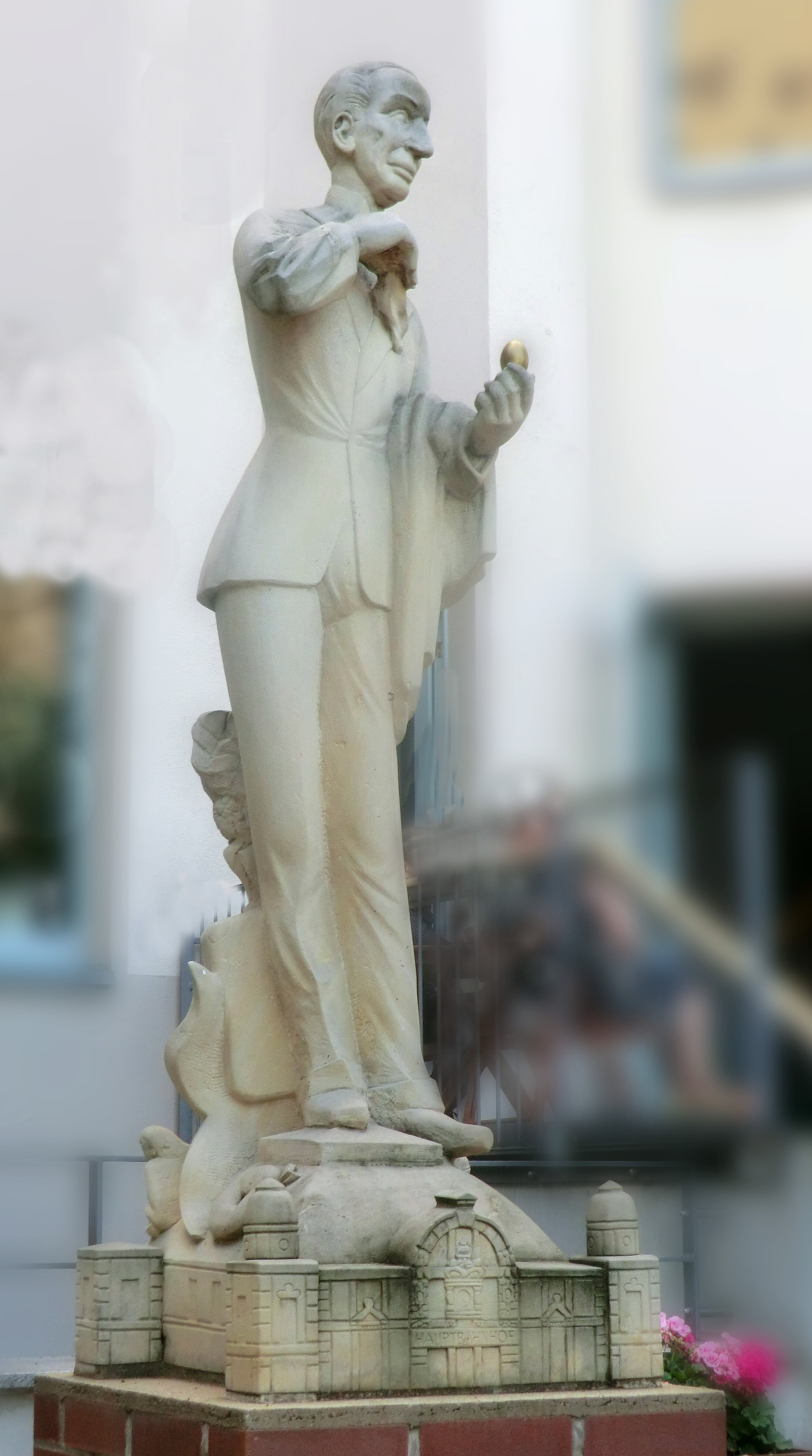 할레에 있는 쿠르트 괴츠 동상 (미하엘 바이에 작)