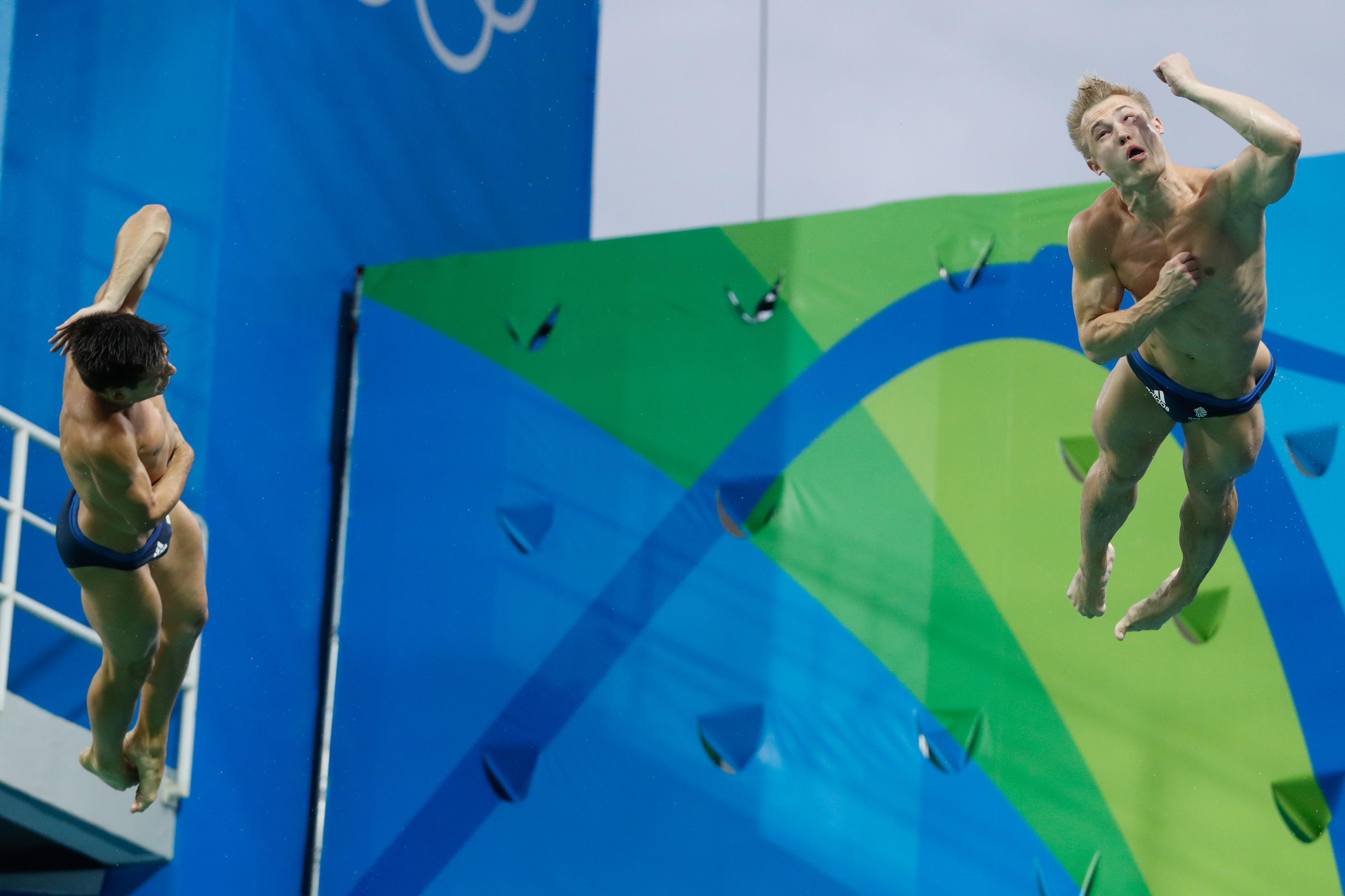 2016년 리우 올림픽에서 다이빙하는 크리스 미어스와 잭 라퍼.