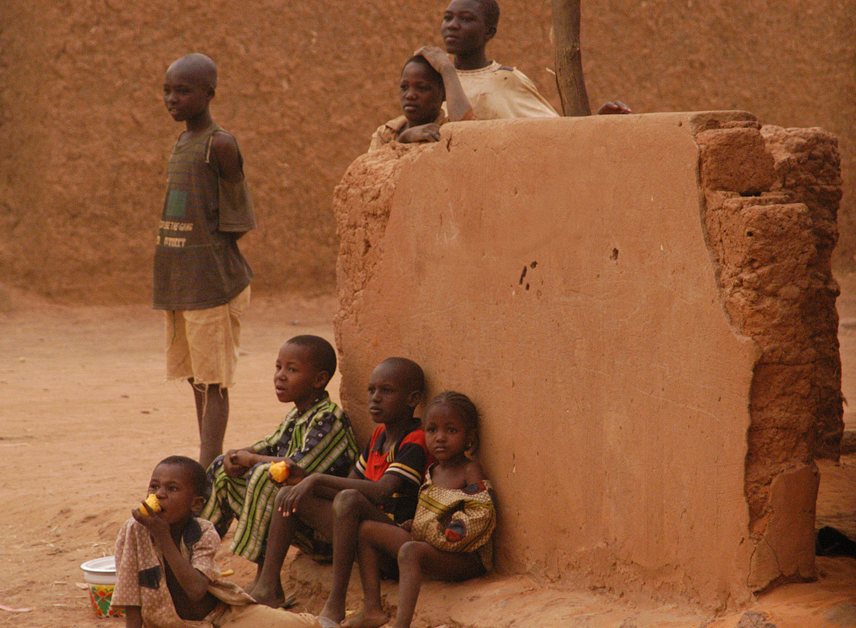 Những đứa trẻ Niger.