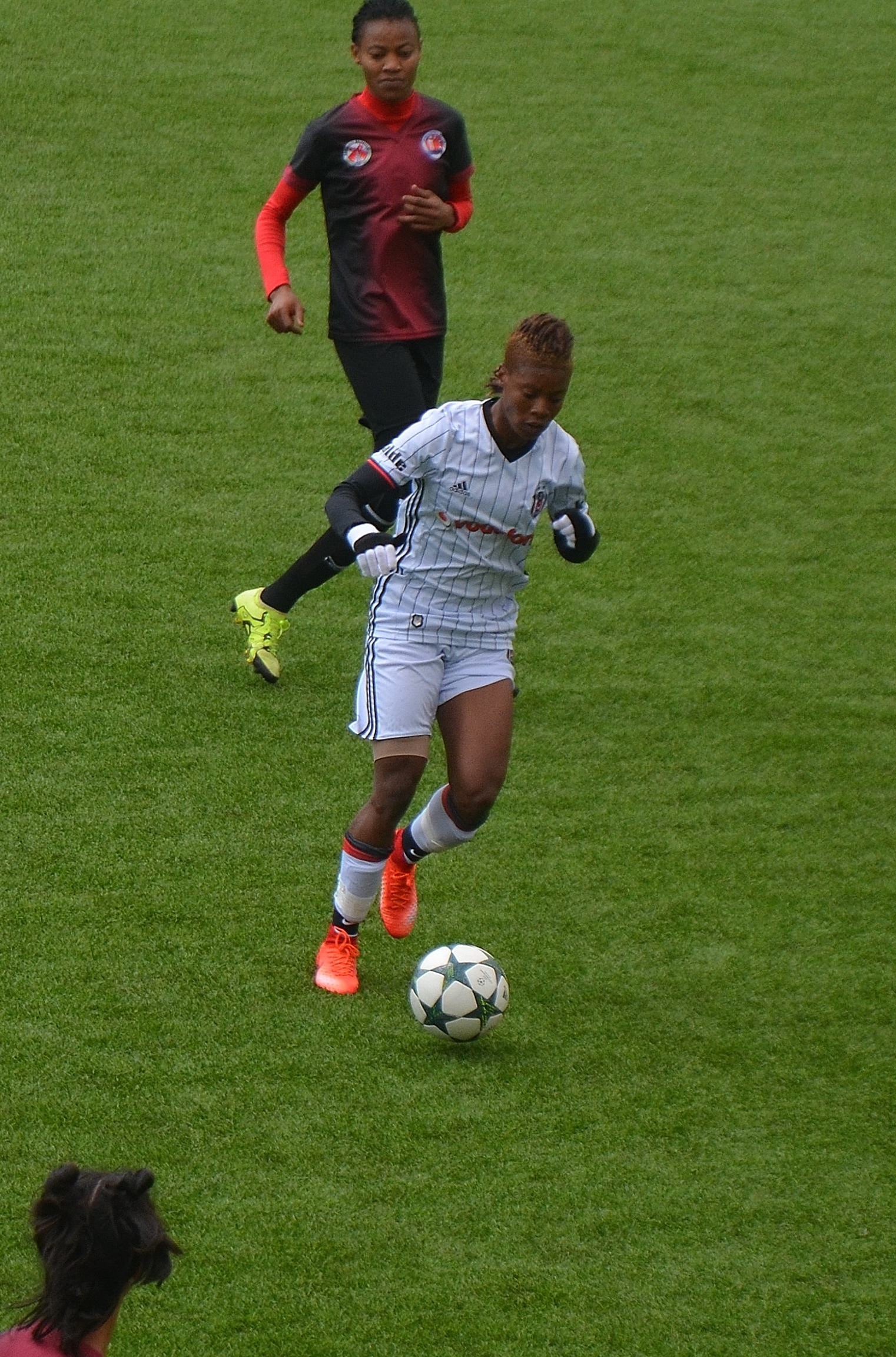 티 비오 이네 니레이가 2016-17 시즌 베식타스 JK에서 1207 안탈리아 되셰메알트 베젤리예스포르와의 플레이오프 홈 경기에서 뛰는 모습.