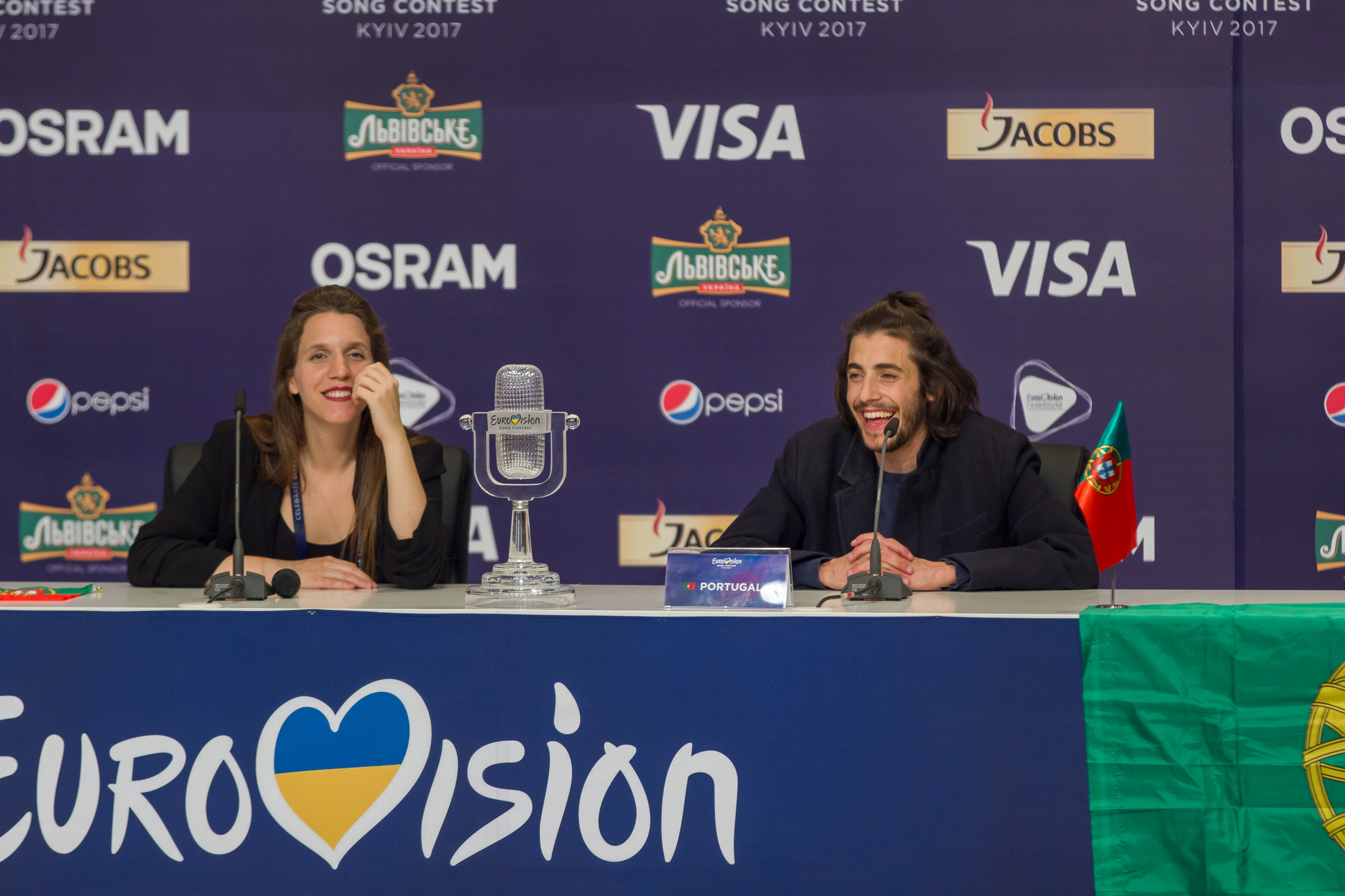 Luísa dan Salvador Sobral setelah memenangkan Kontes Lagu Eurovision 2017.