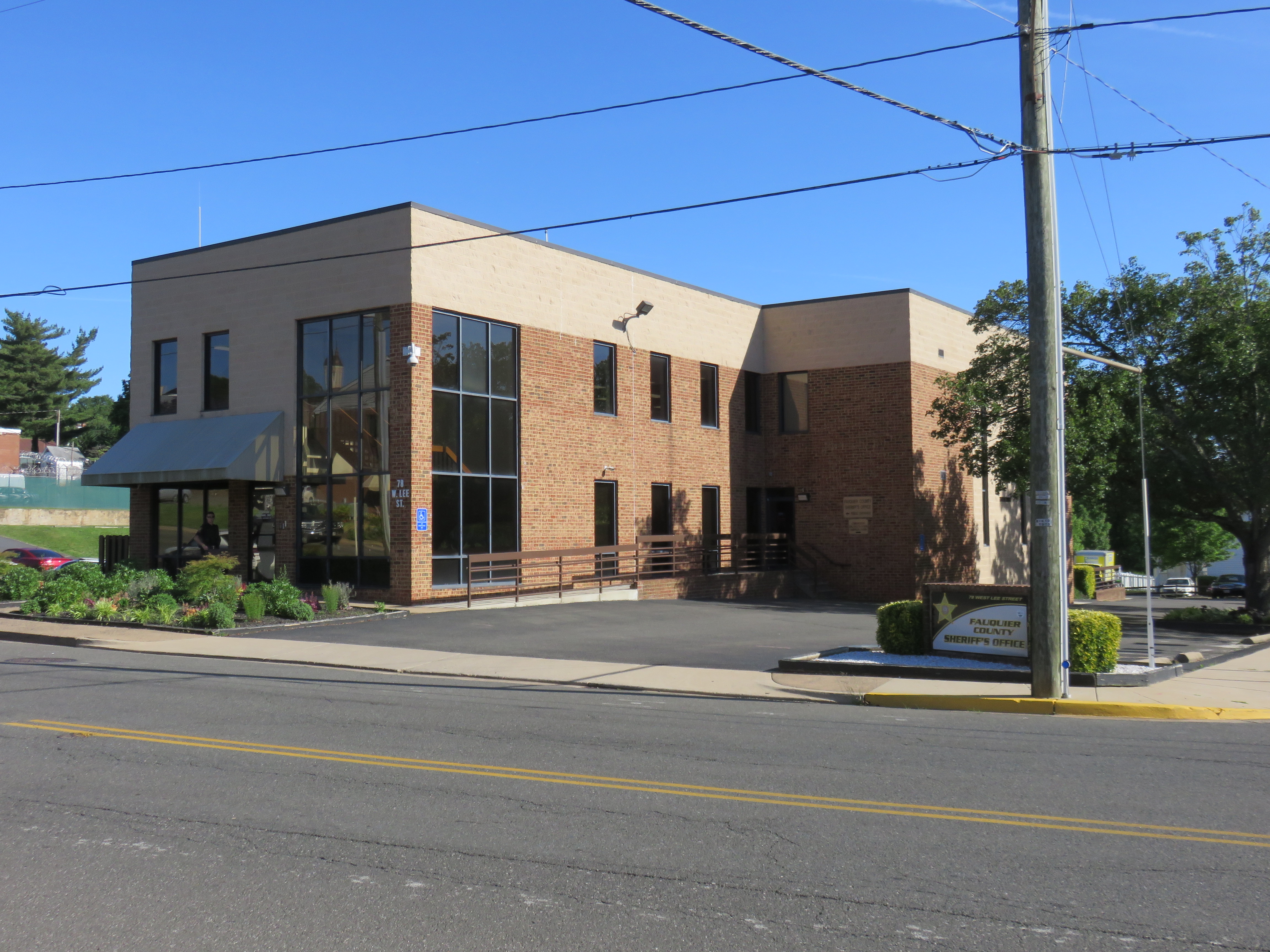 워렌턴에 있는 보안관 사무소 본부