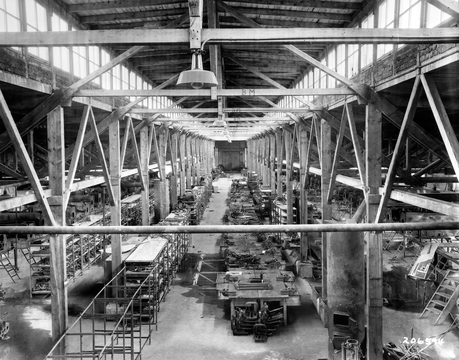 해방 후 촬영된 플로센부르크의 항공기 공장