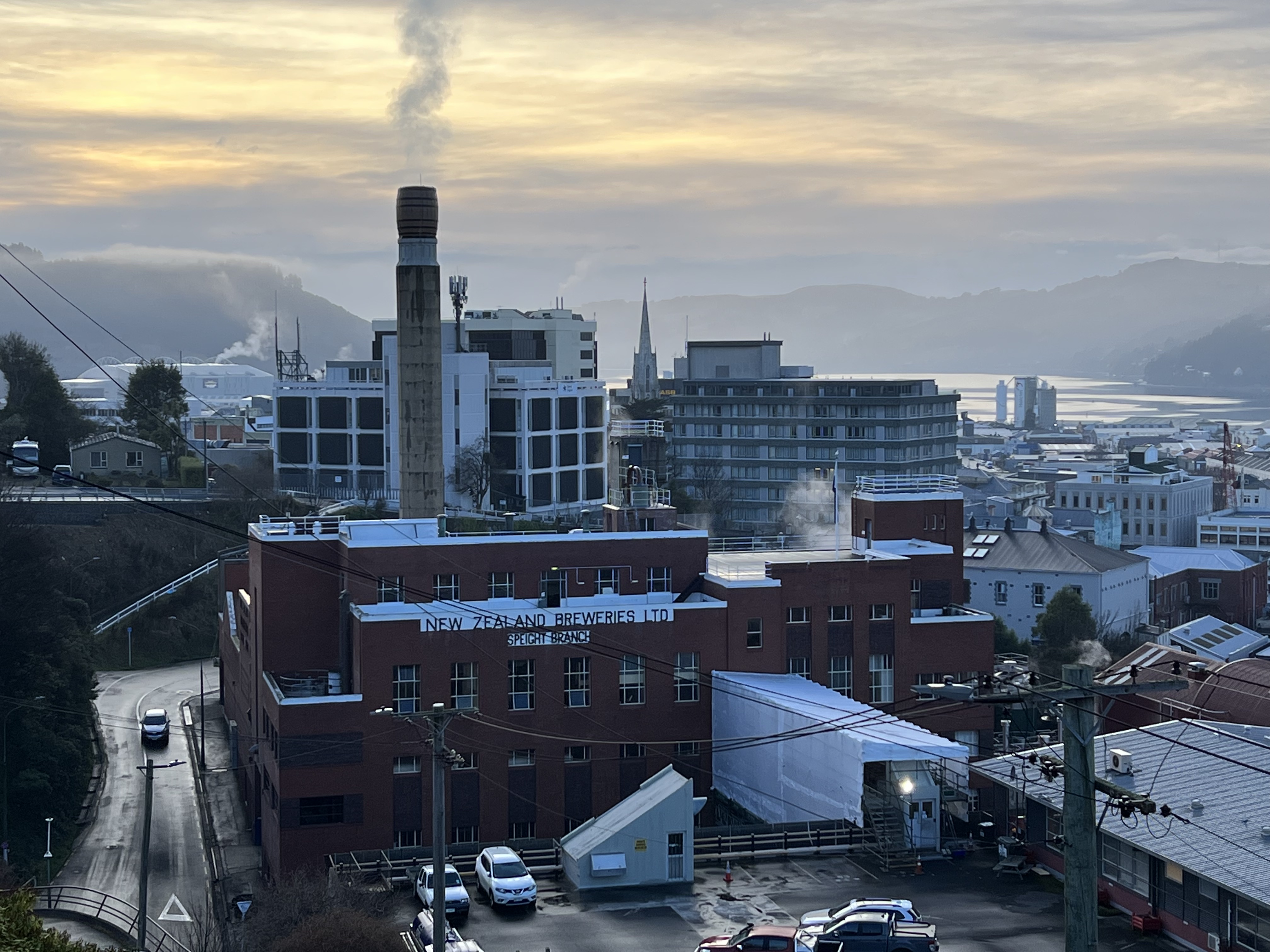 벽돌로 지어진 스페이츠 건물과 맥주 통이 얹어진 높은 굴뚝 사진