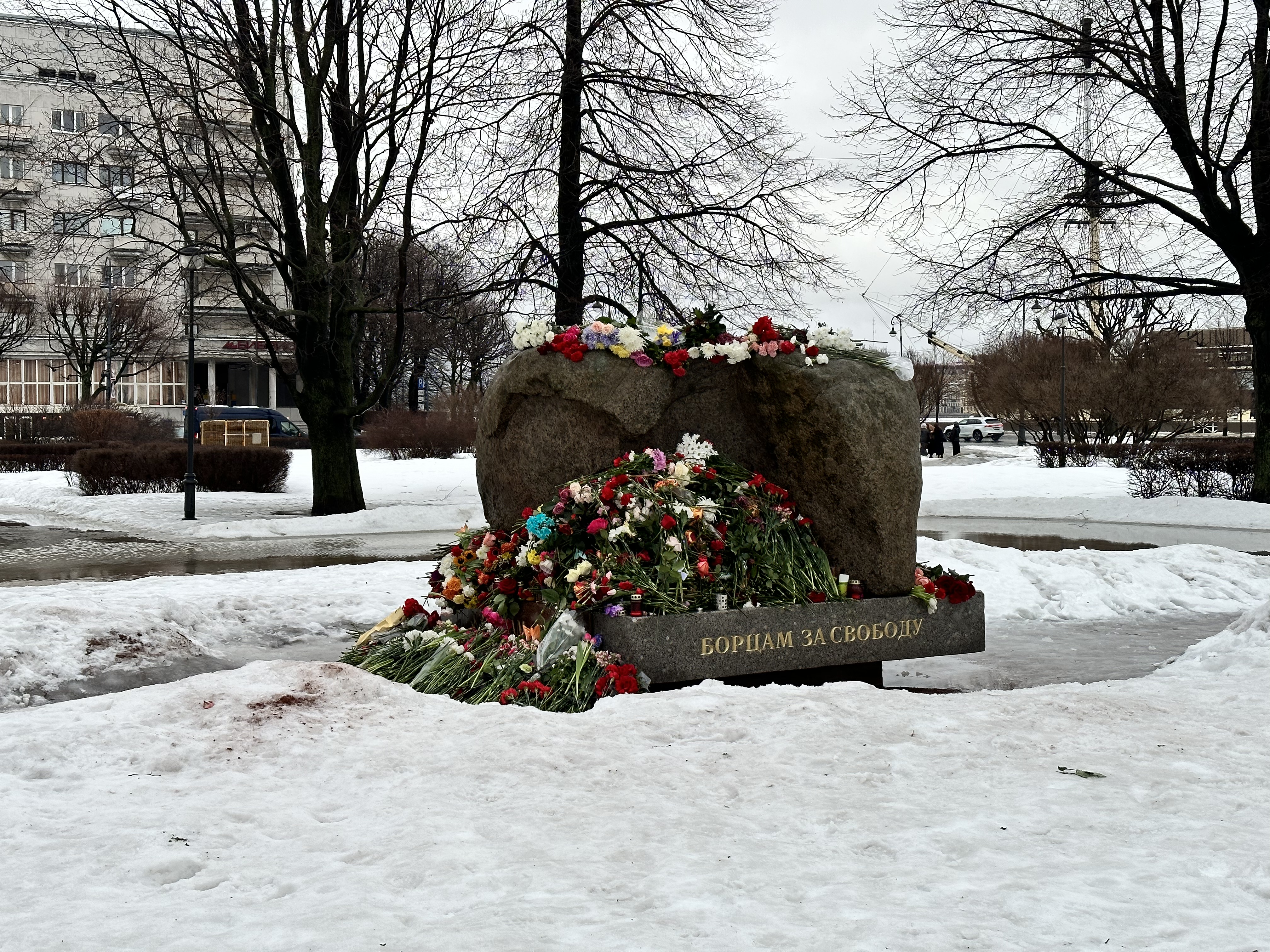 2024년 2월 17일 상트페테르부르크의 솔로베츠키 석에 놓인 꽃들