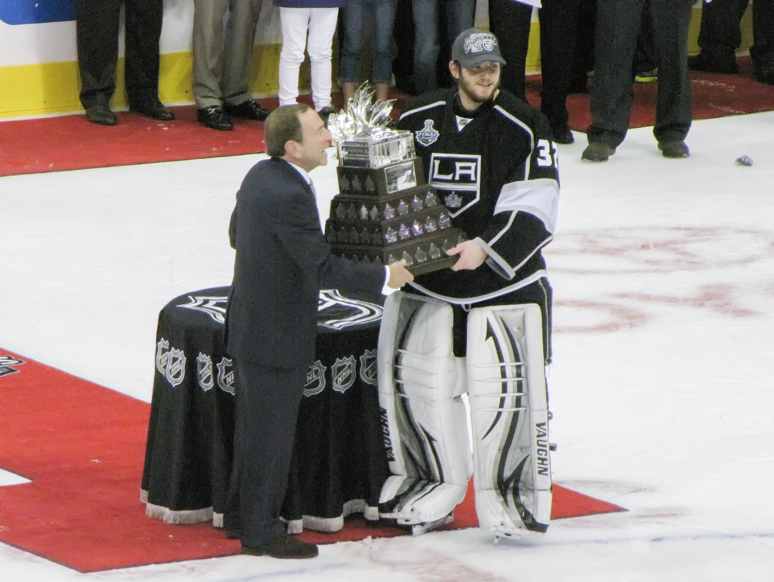 2012년 스탠리 컵 결승에서 뉴저지 데블스를 상대로 킹스가 우승한 후, 게리 베트먼 NHL 커미셔너에게 콘 스미스 트로피를 수여받는 퀵.