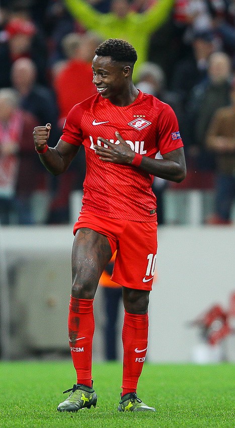 Promes meraikan selepas menjaringkan salah satu gol menentang Sevilla dalam Liga Juara-Juara UEFA