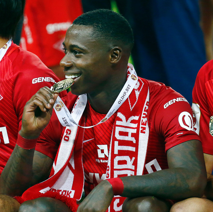 Promes receiving a medal following Spartak Moscow's win over Lokomotiv Moscow in the 2017 Russian Super Cup.