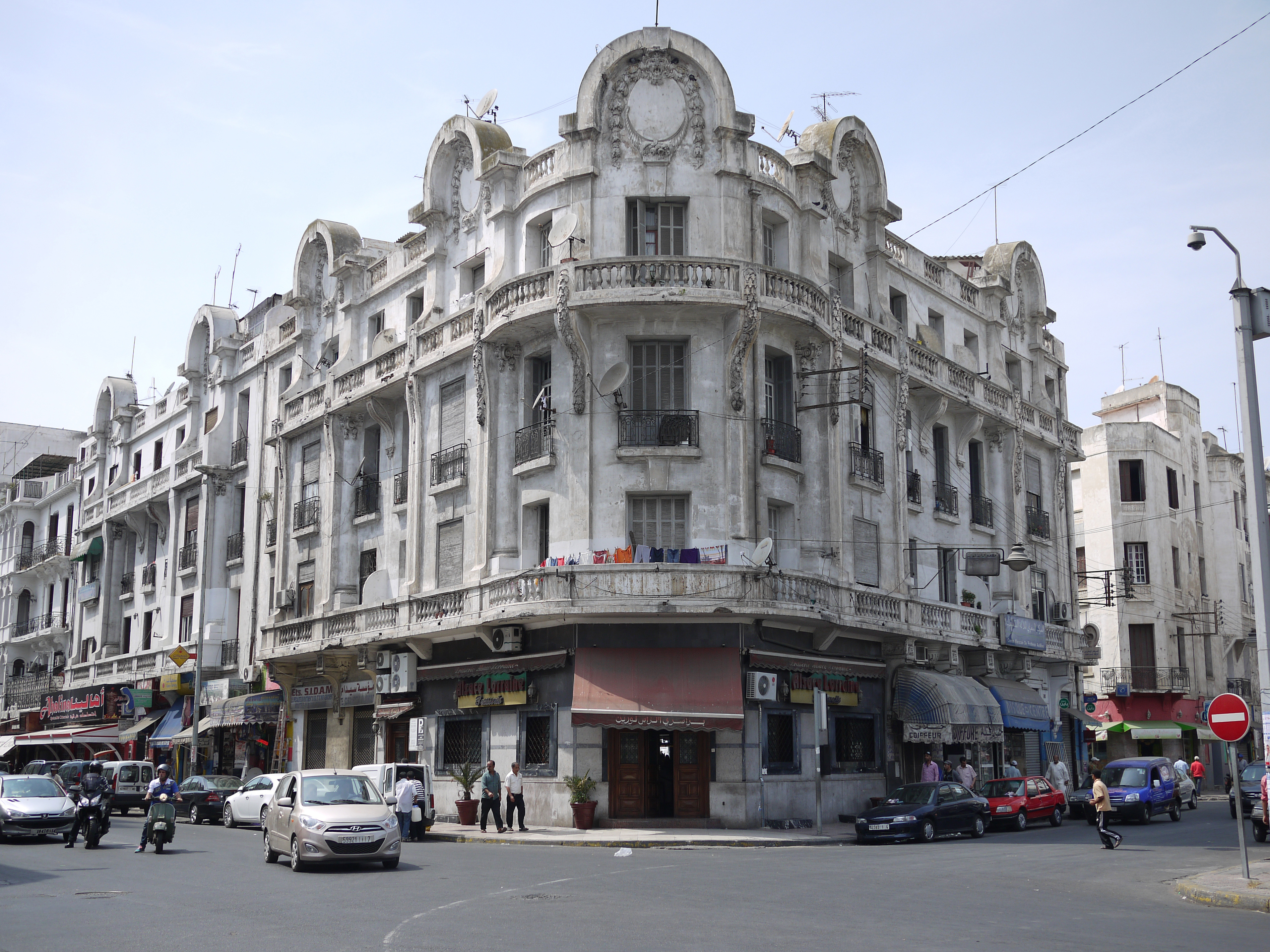 Bangunan era kolonial di Casablanca yang menampilkan gabungan Art Deco dan seni bina Neo-Moor.