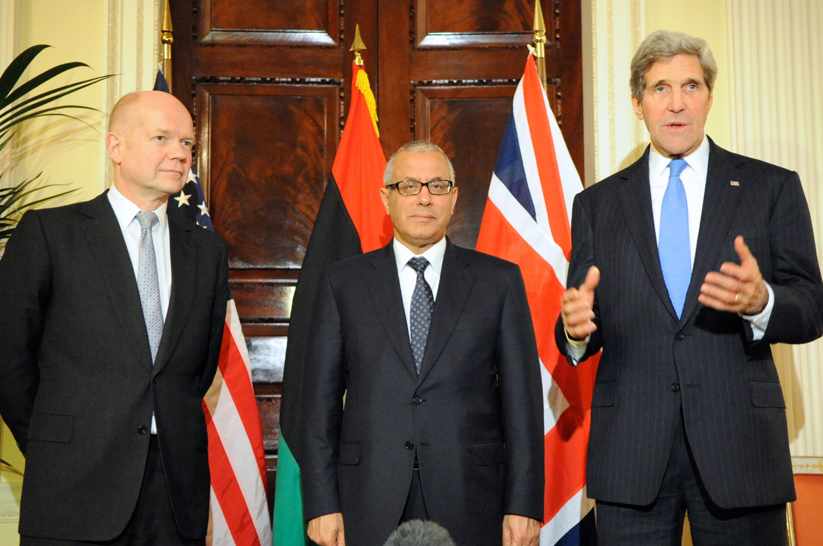 UK Foreign Secretary William Hague with Libyan Prime Minister Ali Zeidan and U.S. Secretary of State John Kerry in November 2013, discussing international support for Libya's post-revolution transition.