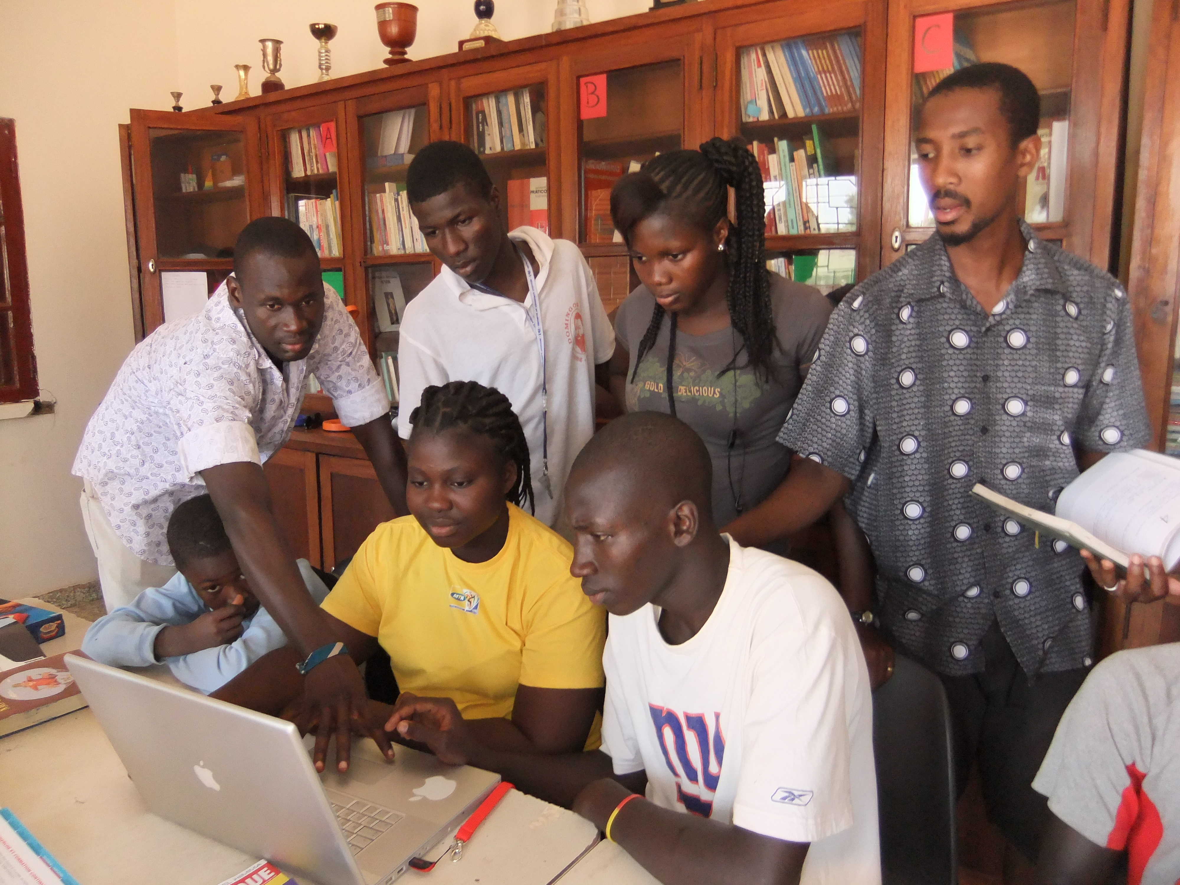Students at Biblioteca Jovem, Bairro da Ajuda, in Guinea-Bissau.