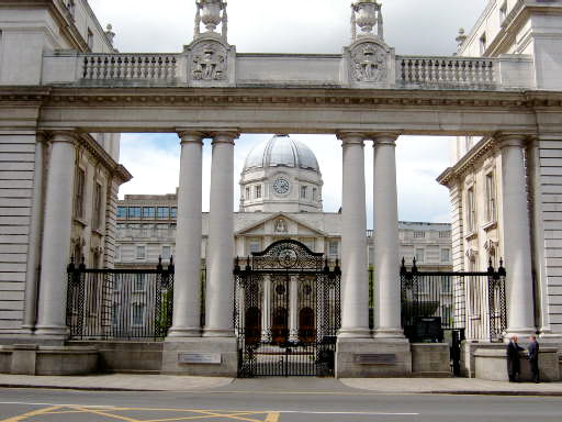 Gedung Pemerintahan Dublin, tempat kantor Taoiseach dan beberapa departemen pemerintah.