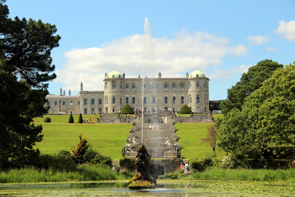 Powerscourt Estate, berhampiran Enniskerry di Kaunti Wicklow, dibina pada abad ke-18.