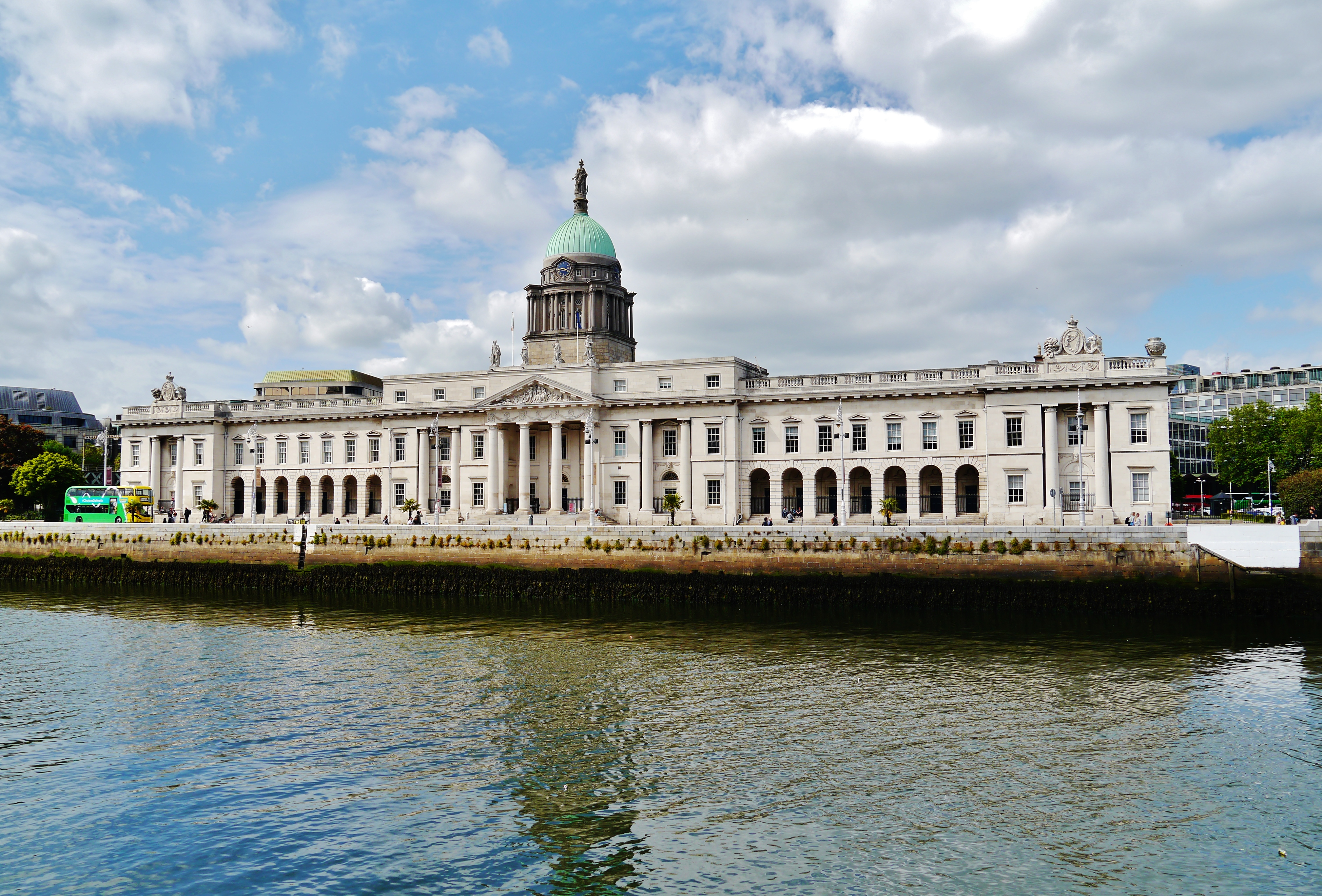 Custom House Dublin adalah bangunan seni bina neoklasik dari akhir abad ke-18.