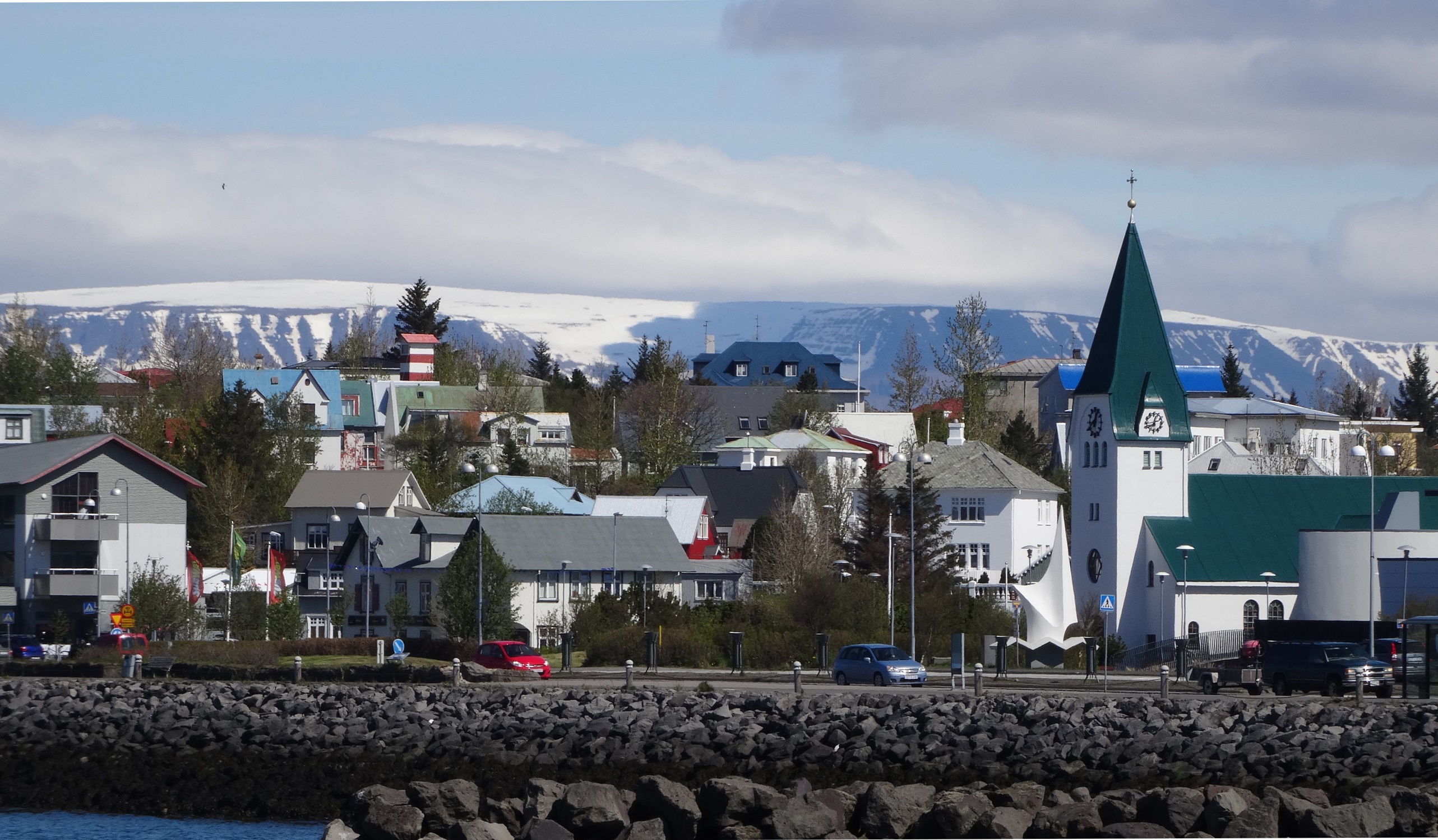 Pelabuhan di Hafnarfjörður, salah satu kota utama lainnya.