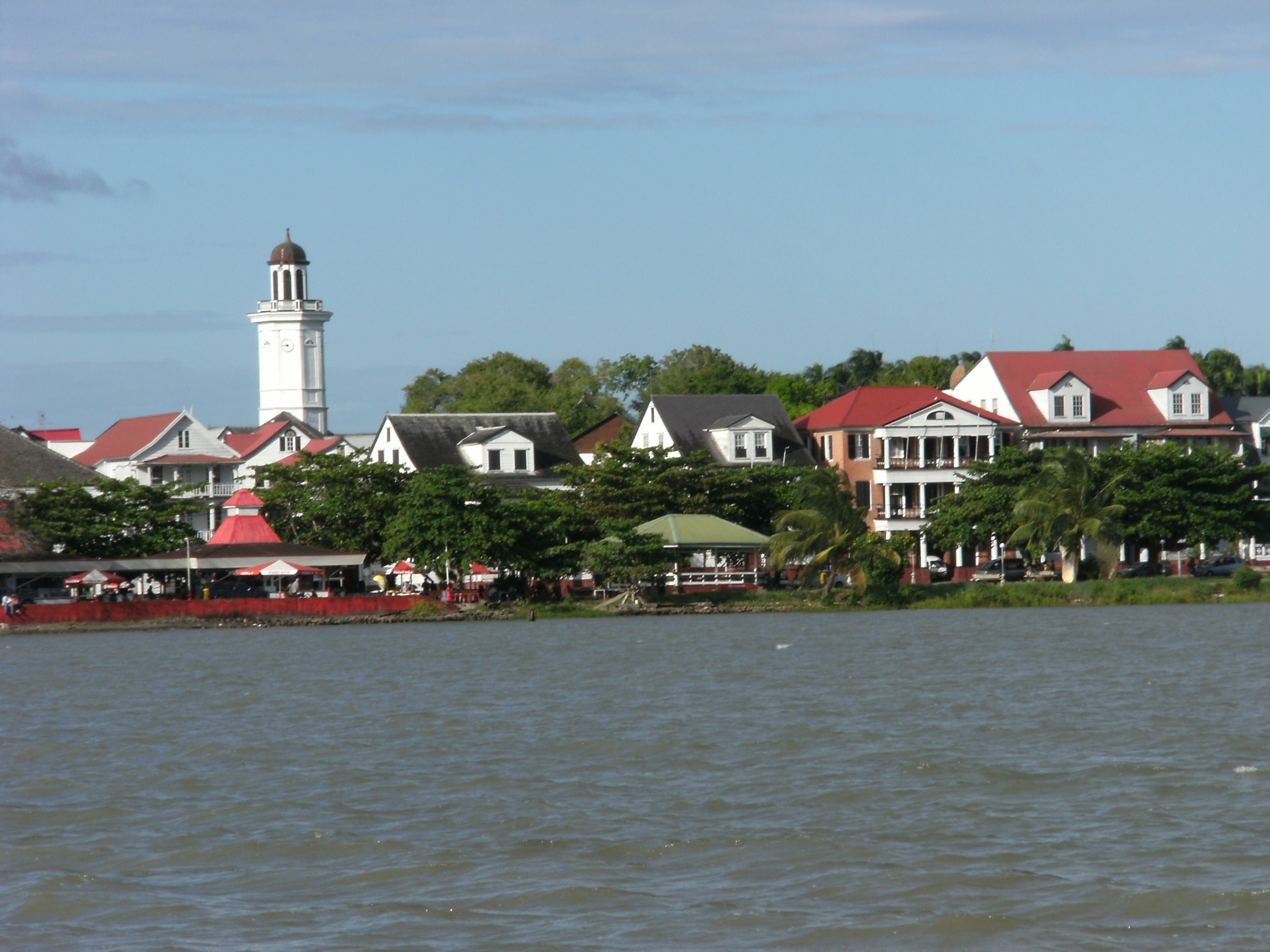 Pemandangan Waterkant, Paramaribo, dari sungai Suriname.
