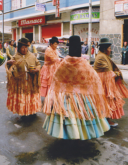 Wanita Bolivia menari di La Paz