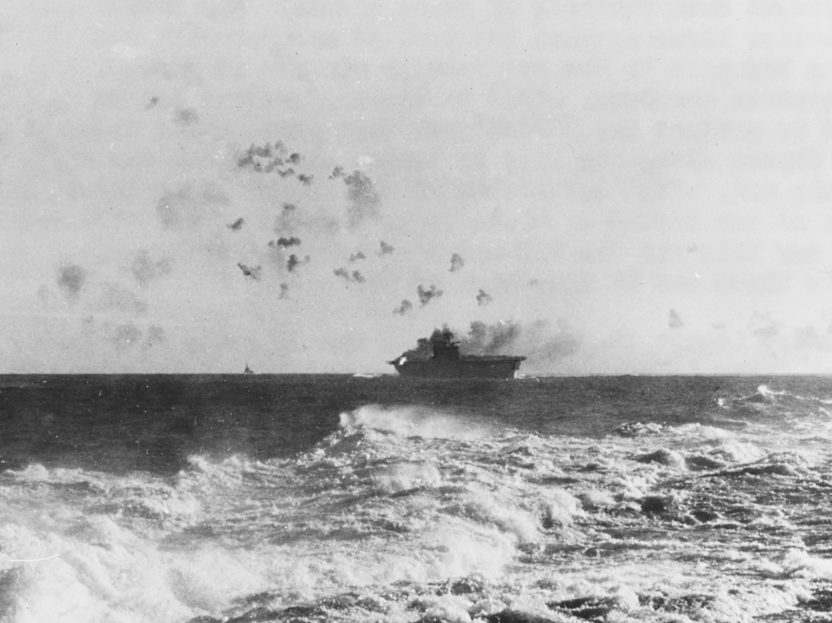 Kapal pengangkut pesawat USS Enterprise (CV-6) diserang dari udara semasa Pertempuran Kepulauan Solomon Timur