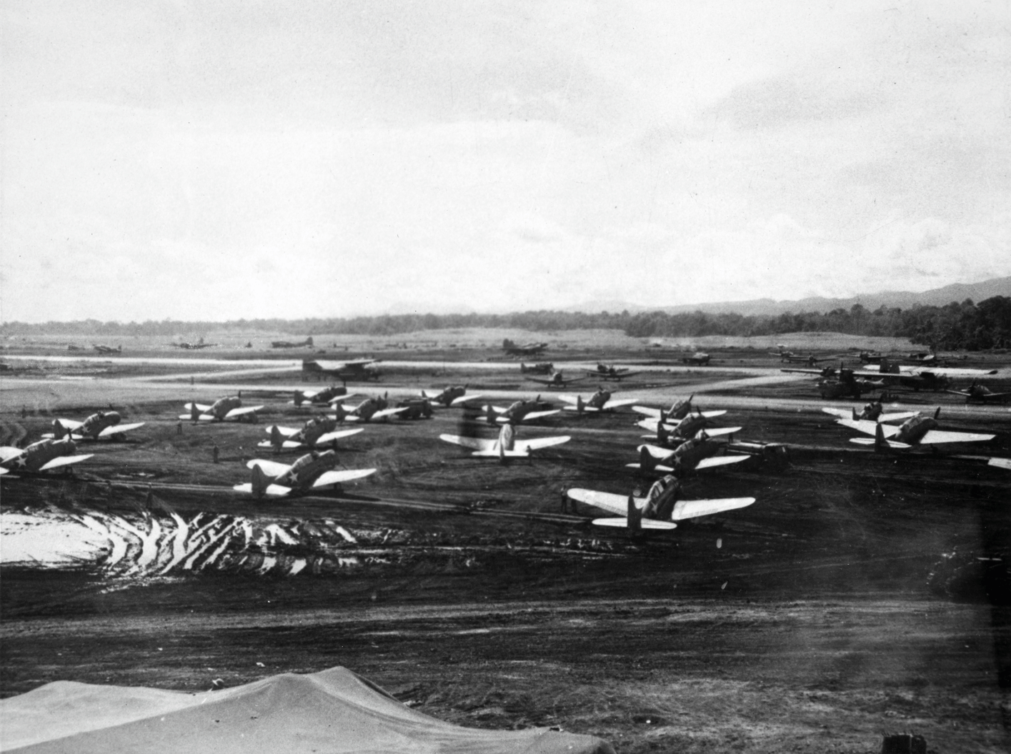 Pesawat Tentera Udara Kaktus di Padang Henderson, Guadalcanal pada Oktober 1942.