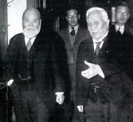 1936年2月20日、大蔵大臣高橋是清(左)と斎藤実