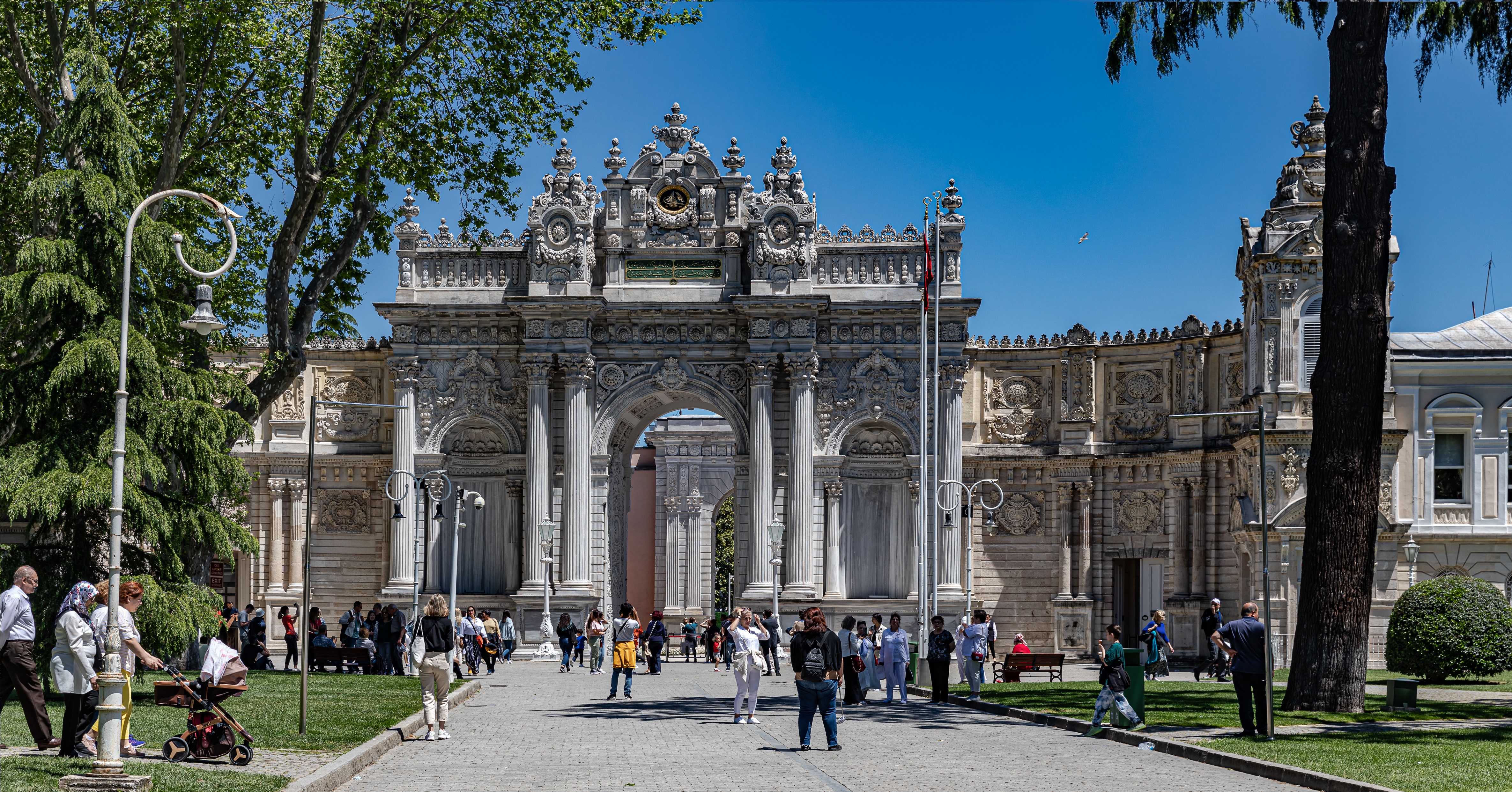 Istana Dolmabahçe adalah kediaman utama sultan Uthmaniyyah di Istanbul antara 1856 hingga 1922.
