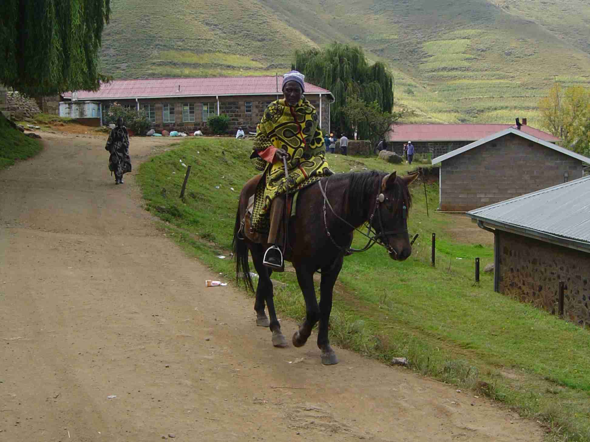 Seorang penunggang kuda Basotho mengenakan selimut tradisional. Etnis Basotho merupakan mayoritas di Lesotho.
