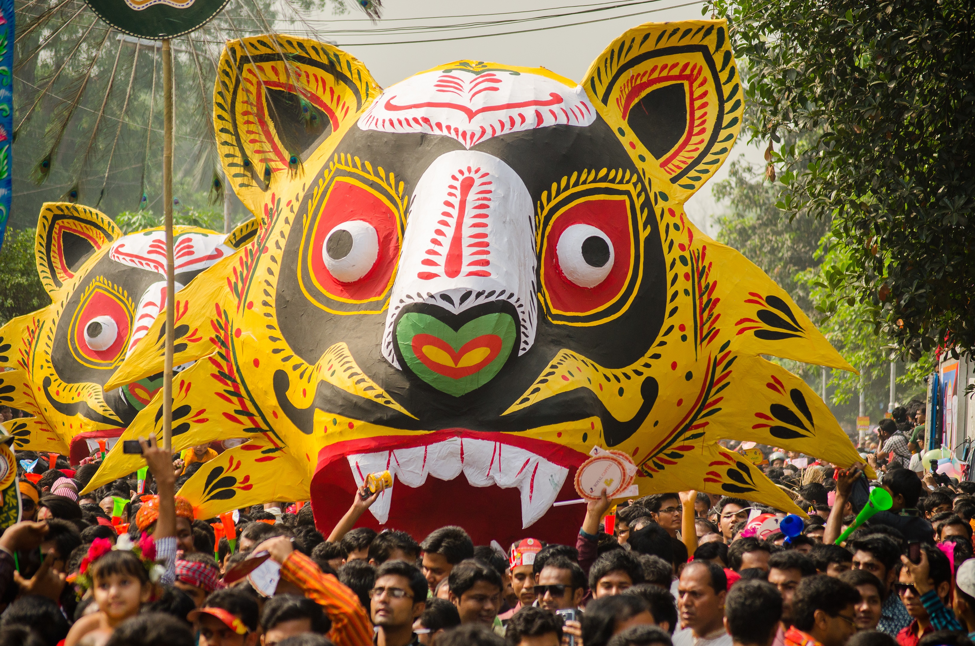 Mangal Shobhajatra pada Pohela Boishakh (Tahun Baru Bengali) di Dhaka, sebuah warisan budaya takbenda UNESCO.