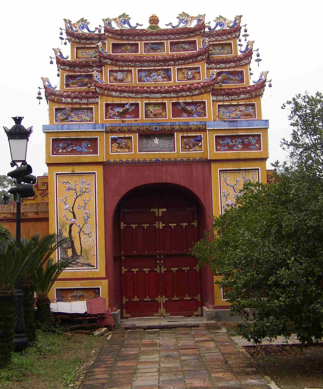 Gerbang Ngo Mon di Kota Imperial Huế, sebuah contoh seni bina tradisional Vietnam.