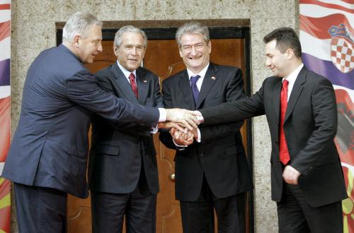 (Từ trái sang) Thủ tướng Croatia Ivo Sanader, Tổng thống Hoa Kỳ George W. Bush, Thủ tướng Albania Sali Berisha, Thủ tướng Macedonia Nikola Gruevski. Croatia, Albania và Macedonia, với tư cách là Nhóm Adriatic, đã hợp tác để gia nhập NATO, nhưng việc Macedonia gia nhập NATO đã bị Hy Lạp từ chối.
