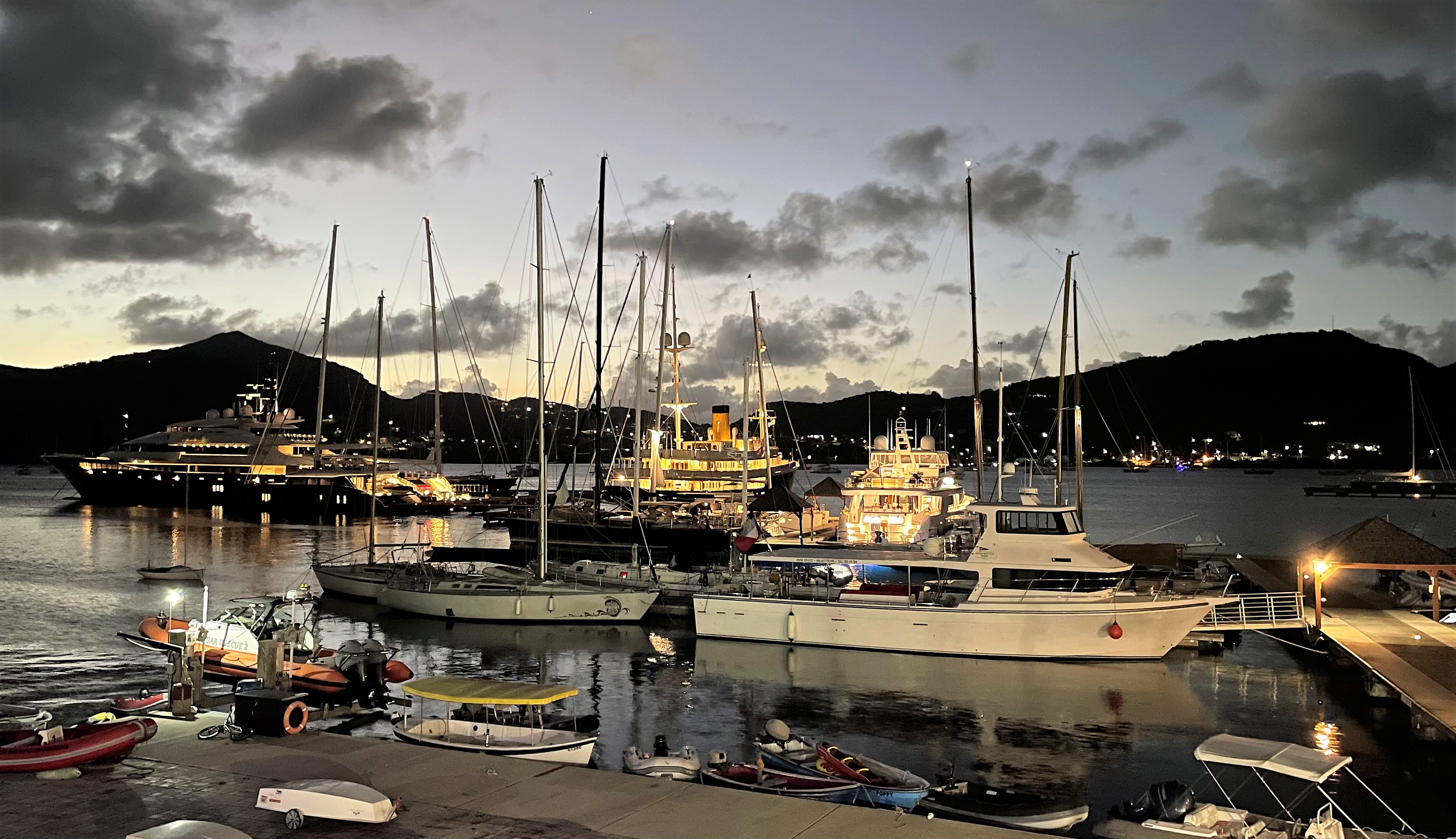 Antigua ialah destinasi pelancongan mewah, seperti yang dilihat di marina Pelabuhan Inggeris.