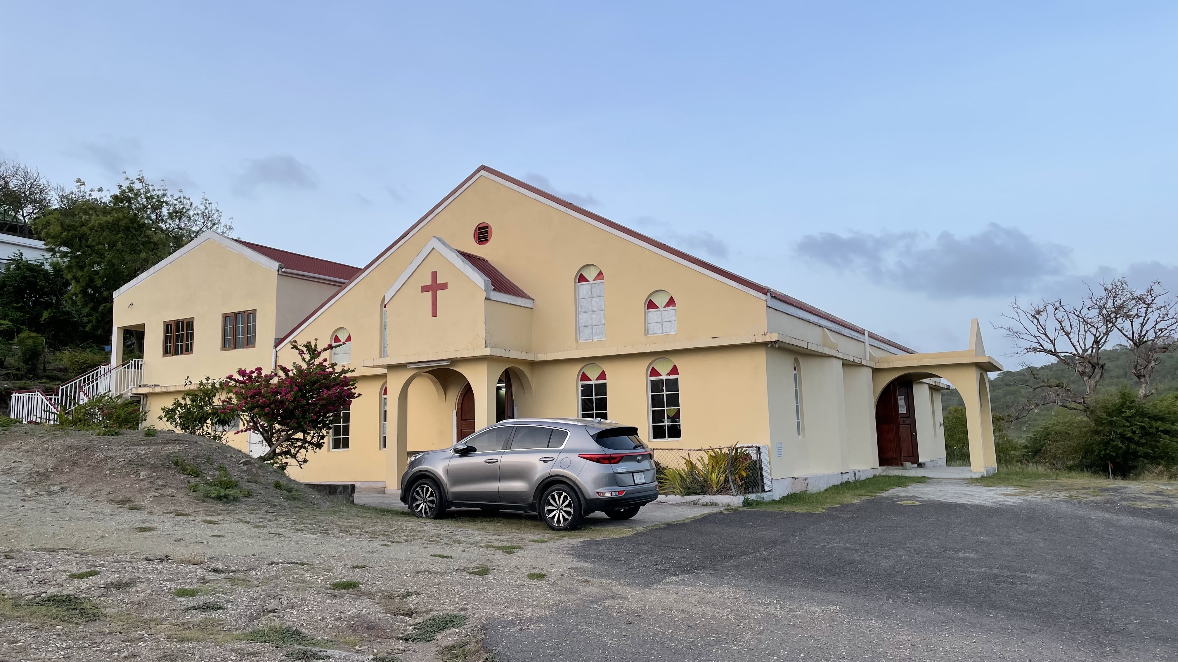 Gereja Metodis Memorial Baxter, Paroki St. Paul, menunjukkan kepelbagaian denominasi Kristian.