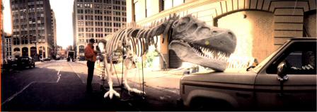 퍼레이드 당일 준비 구역에서 거대한 <a href=