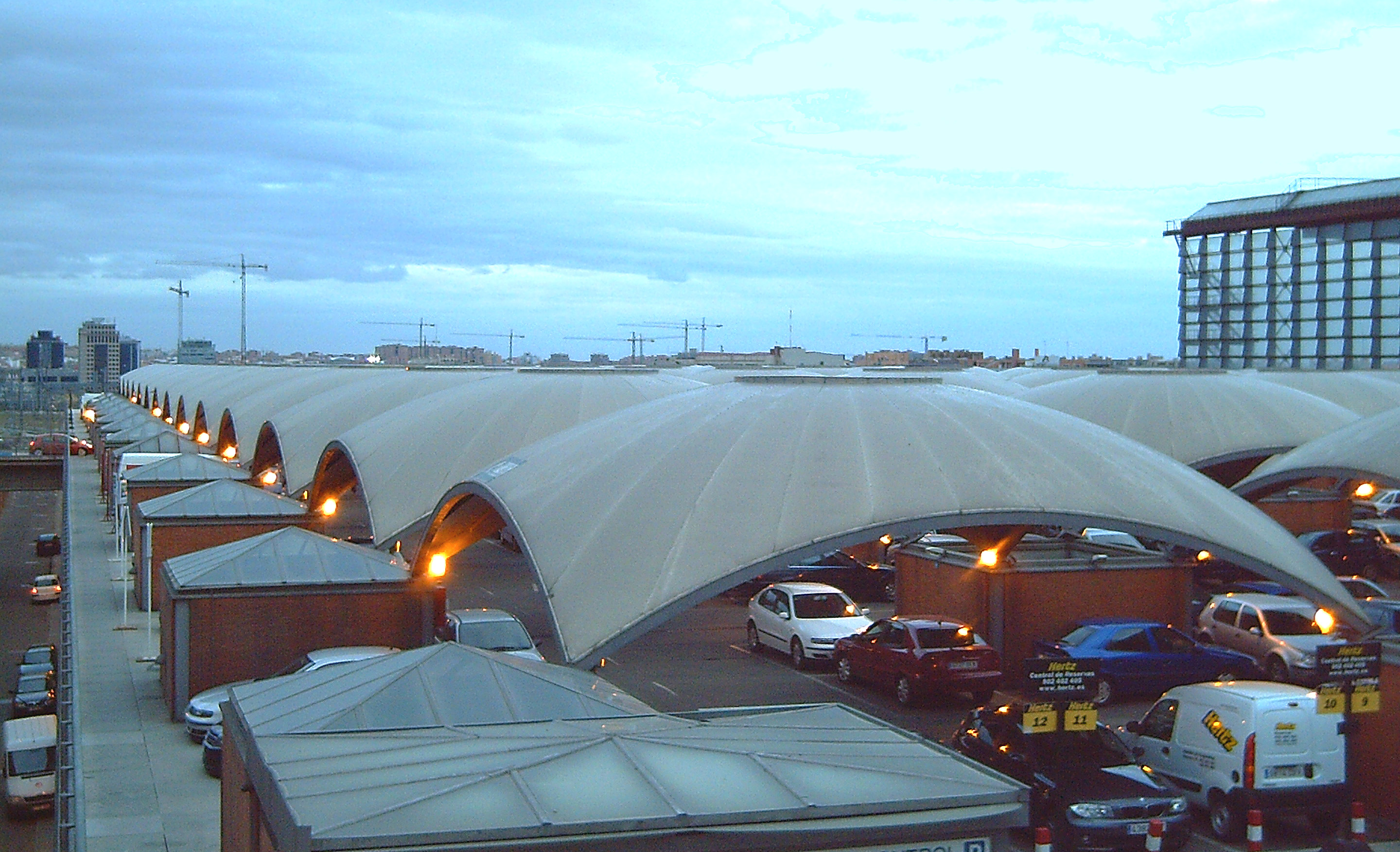 아토차역 옥상 주차장의 리듬감 있는 지붕