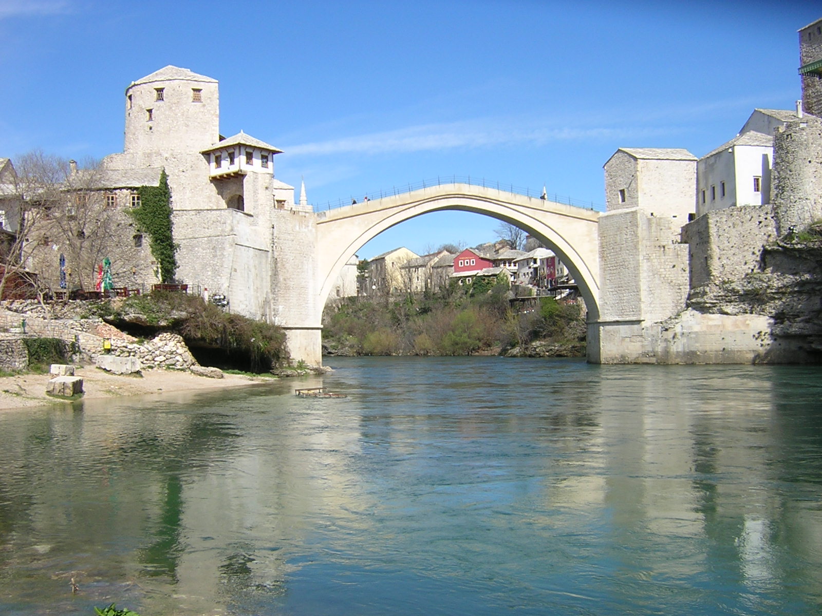 Stari Most di Mostar, salah satu contoh seni bina Uthmaniyyah yang paling terkenal di Bosnia dan Herzegovina.