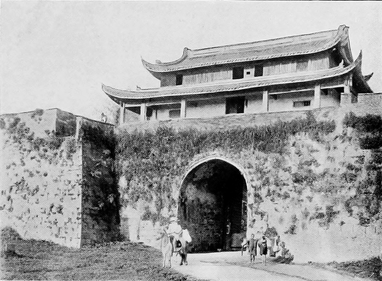 항저우 용진문으로 추정되는 성문 (이사벨라 루시 버드, 『Chinese Picture: notes on photographs made in China』(1900) p.99 「The West Gate of Hangchow」에서)